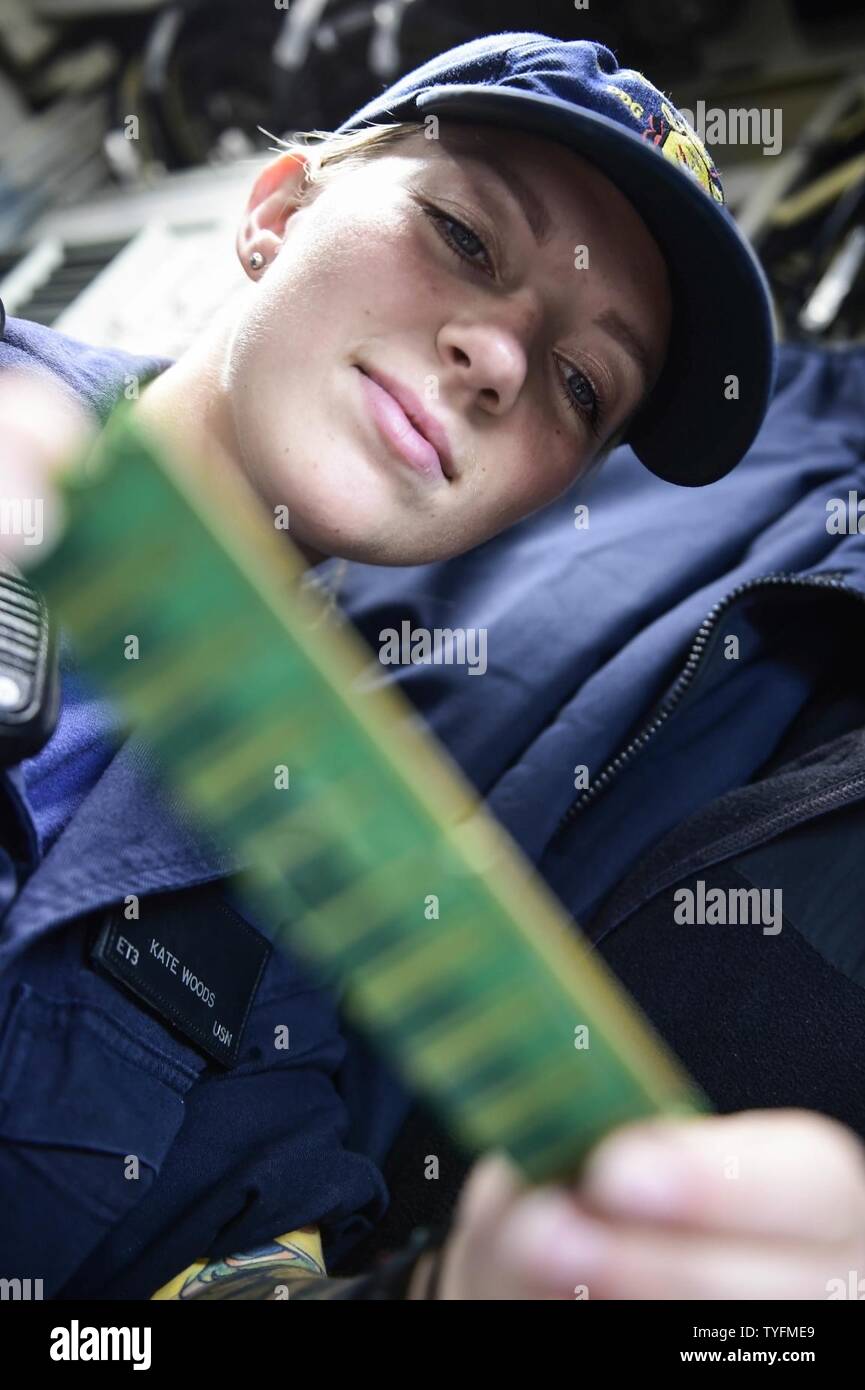 Mare (nov. 6, 2016) Petty Officer classe terza Kate boschi da Chicago, rimanenze parti a bordo della USS Ross (DDG 71 nov. 6, 2016. Ross, un Arleigh Burke-class guidato-missile distruttore, distribuita a Rota, Spagna, sta conducendo operazioni navali negli Stati Uniti Sesta flotta area di operazioni a sostegno degli Stati Uniti per gli interessi di sicurezza nazionali in Europa e in Africa. Foto Stock