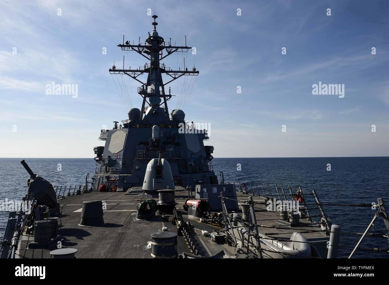 Mare (nov. 6, 2016) USS Ross (DDG 71) transita il Mare Mediterraneo, nov. 6, 2016. Ross, un Arleigh Burke-class guidato-missile distruttore, distribuita a Rota, Spagna, sta conducendo operazioni navali negli Stati Uniti Sesta flotta area di operazioni a sostegno degli Stati Uniti per gli interessi di sicurezza nazionali in Europa e in Africa. Foto Stock