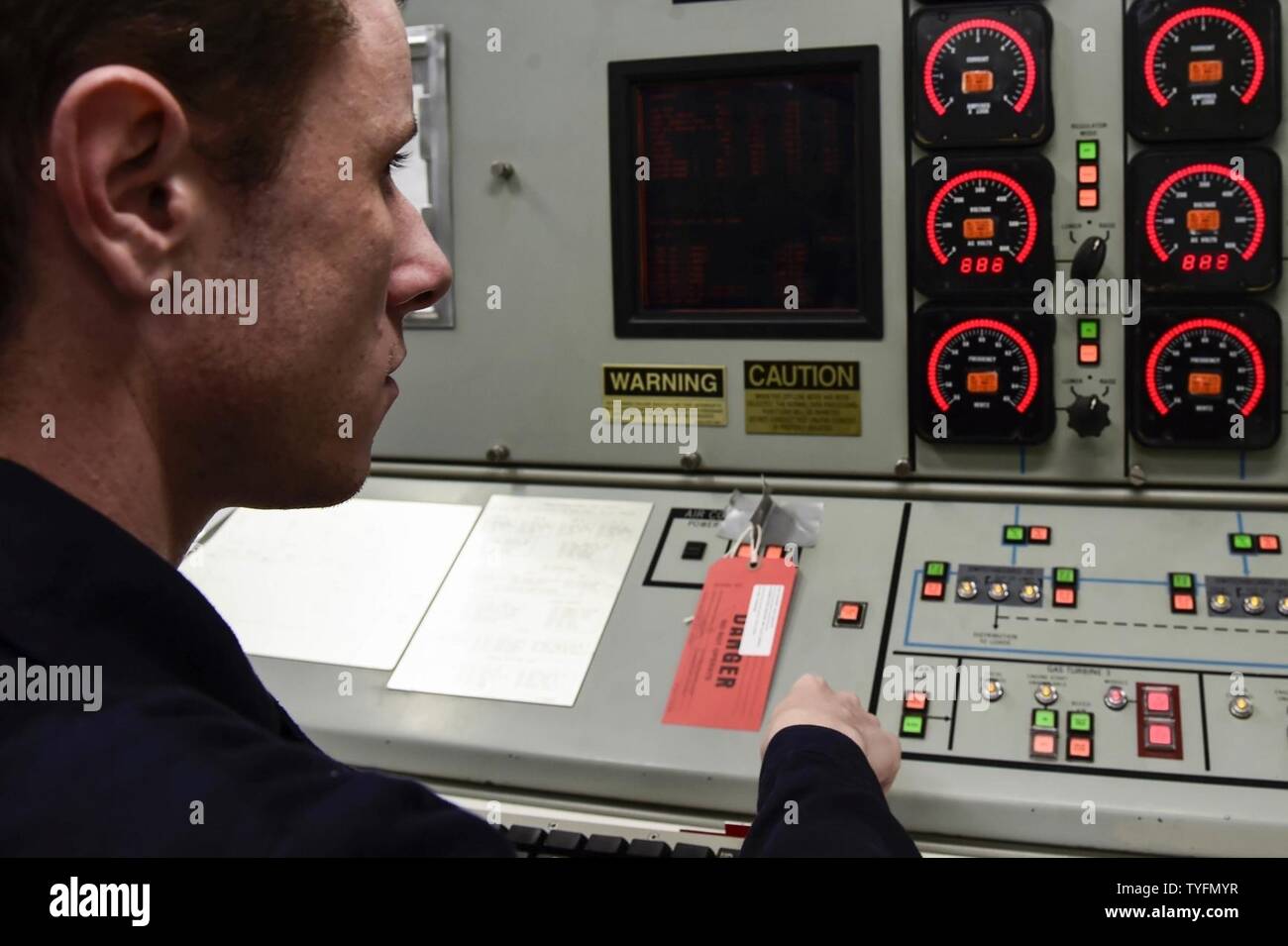 Mare (nov. 6, 2016) Petty Officer 1. Classe Craig Crippen da Vancouver, Washington, effettua un test di allarme nella stazione centrale di comando a bordo della USS Ross (DDG 71 nov. 6, 2016. Ross, un Arleigh Burke-class guidato-missile distruttore, distribuita a Rota, Spagna, sta conducendo operazioni navali negli Stati Uniti Sesta flotta area di operazioni a sostegno degli Stati Uniti per gli interessi di sicurezza nazionali in Europa e in Africa. Foto Stock