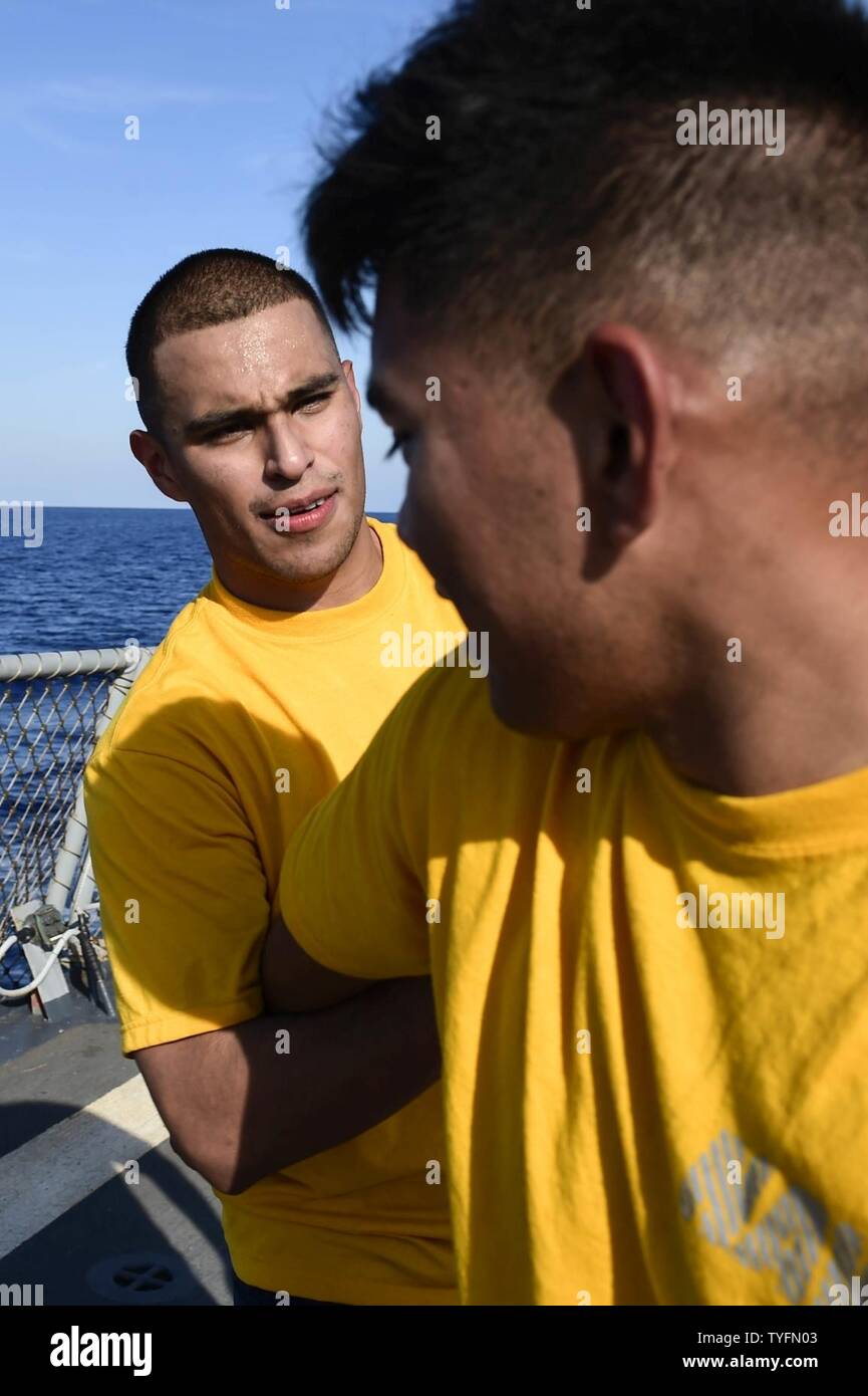 Mare (nov. 6, 2016) Il Marinaio Elia Davis, destro da Dededo, Guam e Alfiere Tomas Hernandez da Abilene, Texas, condurre la sicurezza della forza di reazione di formazione bravo a bordo della USS Ross (DDG 71 nov. 6, 2016. Ross, un Arleigh Burke-class guidato-missile distruttore, distribuita a Rota, Spagna, sta conducendo operazioni navali negli Stati Uniti Sesta flotta area di operazioni a sostegno degli Stati Uniti per gli interessi di sicurezza nazionali in Europa e in Africa. Foto Stock