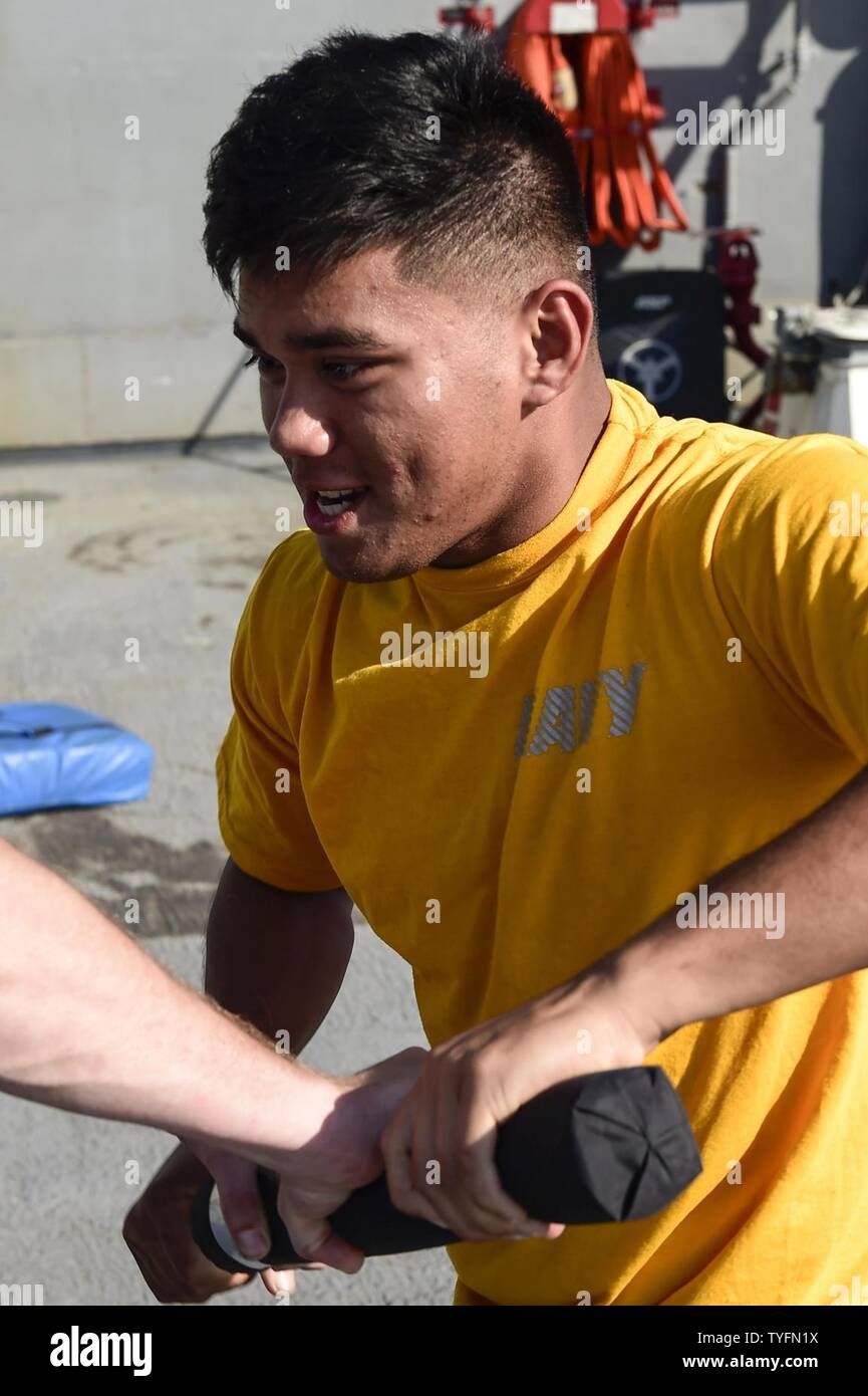 Mare (nov. 6, 2016) Il Marinaio Elia Davis da Dededo, Guam, conduce la sicurezza della forza di reazione di formazione bravo a bordo della USS Ross (DDG 71 nov. 6, 2016. Ross, un Arleigh Burke-class guidato-missile distruttore, distribuita a Rota, Spagna, sta conducendo operazioni navali negli Stati Uniti Sesta flotta area di operazioni a sostegno degli Stati Uniti per gli interessi di sicurezza nazionali in Europa e in Africa. Foto Stock