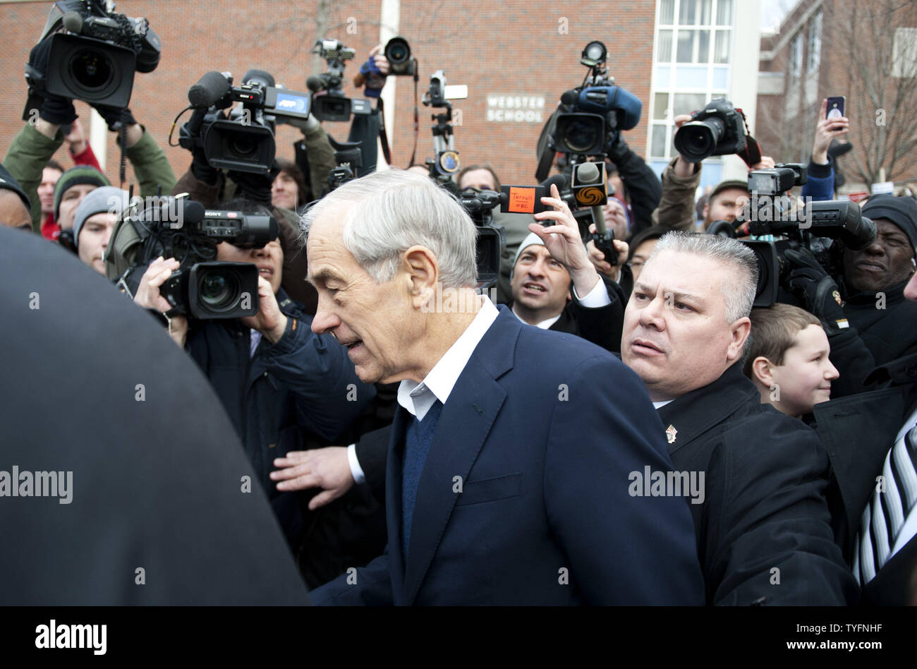 Candidato presidenziale repubblicano Ron Paul saluta gli elettori sull elezione primaria giornata presso la Scuola di Webster posizione di polling in Manchester, New Hampshire il 10 gennaio 2012. UPI/Kevin Dietsch Foto Stock