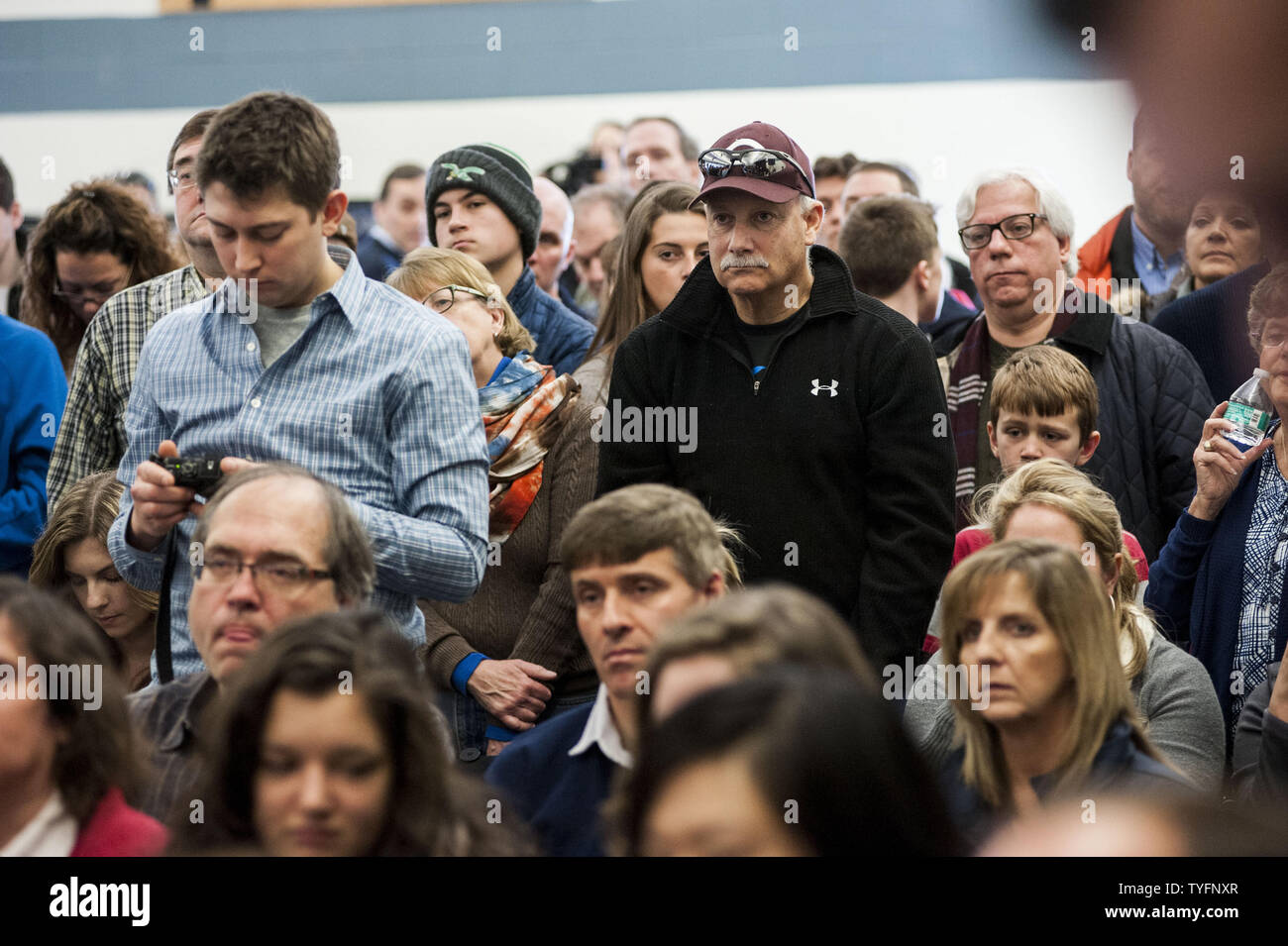 I membri del pubblico di ascoltare come candidato presidenziale repubblicano Marco Rubio parla durante un pancake prima colazione a Londonderry High School a Londonderry, New Hampshire il 7 febbraio 2016. New Hampshire mette in attesa la prima primaria nella nazione il 9 febbraio. Foto di Ryan McBride/UPI Foto Stock