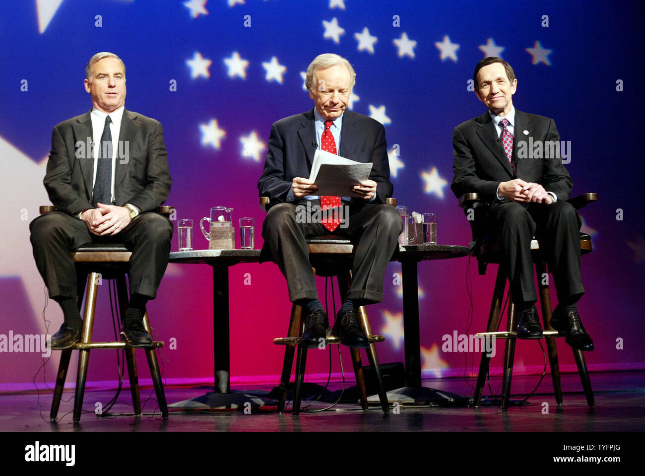 Democratico i candidati presidenziali (l-a-r) Gov. Howard Dean (D-VT), Sen. Joe Lieberman (D-CT) e US Rep Dennis Kucinich (D-OH) attendere sul palco per moderatore Claire Shipman di Good Morning America, prima dell' inizio della vita di ogni donna conta dibattito, a Dartmouth College, con solo due giorni fino a che il New Hampshire primarie, Domenica, 25 gennaio 2004, Hannover, N.H. , Stati Uniti (UPI foto / Steven E. Frischling) Foto Stock