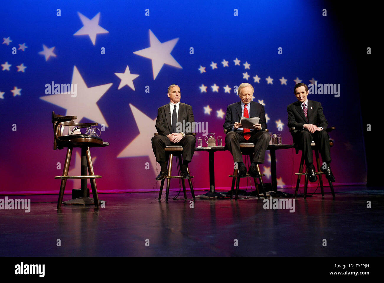 Democratico i candidati presidenziali (l-a-r) Gov. Howard Dean (D-VT), Sen. Joe Lieberman (D-CT) e US Rep Dennis Kucinich (D-OH) attendere sul palco per moderatore Claire Shipman di Good Morning America, prima dell' inizio della vita di ogni donna conta dibattito, a Dartmouth College, con solo due giorni fino a che il New Hampshire primarie, Domenica, 25 gennaio 2004, Hannover, N.H. , Stati Uniti (UPI foto / Steven E. Frischling) Foto Stock