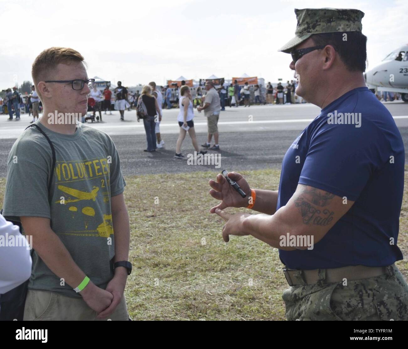 Quinta Flotta, sesta flotta, undicesimo MEU, 2016, Bahrein, BHR, CG 57, CG-57, combattere la fotocamera, COMCAM, ddg 80, DDG 92, distribuzione distruttore, DQ503, Elberg, ENDURANCE CANOTTIERE, EOD, Expeditionary, le attività della flotta Sasebo, ponte di volo, le operazioni di volo, quarti di volo, Grecia, Homecoming, Homeport, HSC 21, Giappone, JEB Little Creek, JS Hyuga 181, appassionato di spada 2017, Kitsap County, LHD 6, LHD6, Biblioteca, LPD 17, MAKIN ISLAND, Marine Corps reclutare Depot, Marine Corps reclutare deposito a San Diego, Momsen, NASWI, Naval Air Station Whidbey Island, Base Navale Kitsap, marina, navy kids, NECC, PTM, norfolk, NSE, pacifico, FOTO E Foto Stock