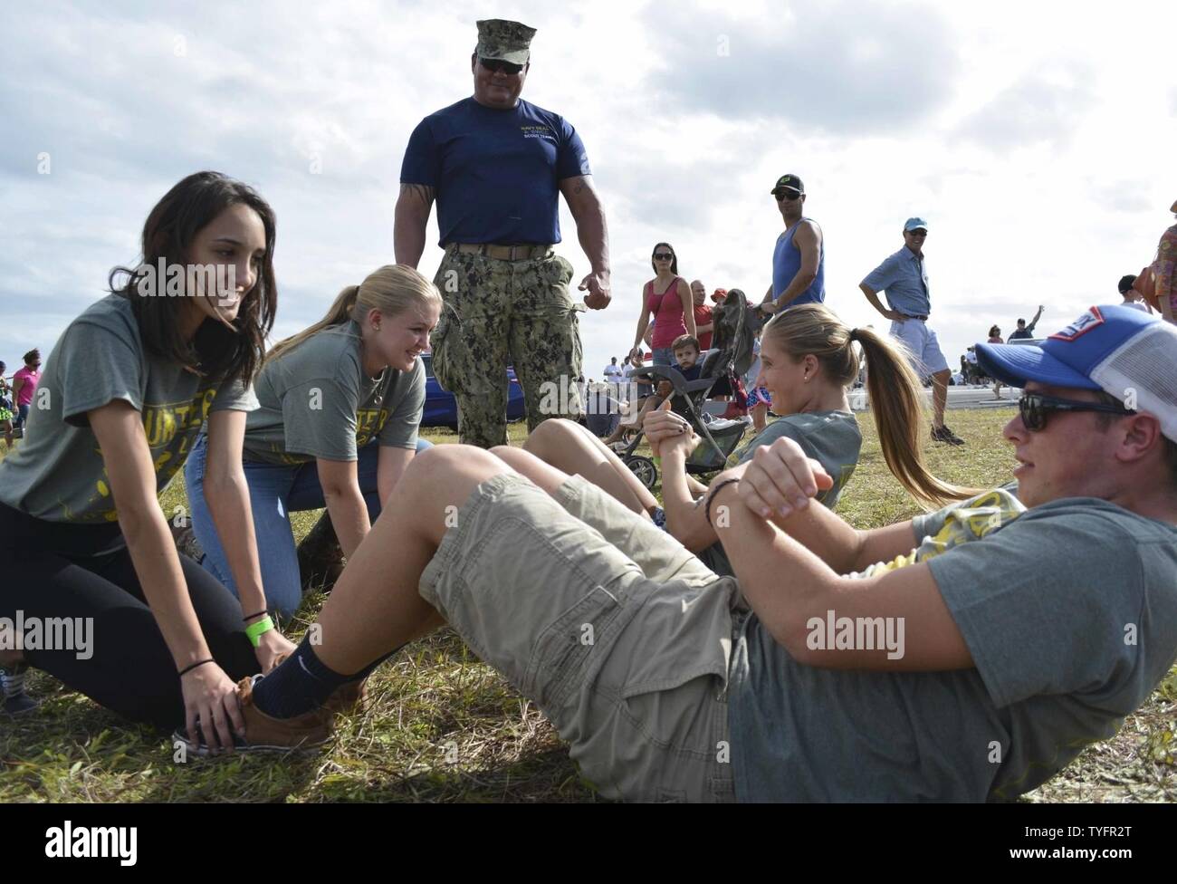 Quinta Flotta, sesta flotta, undicesimo MEU, 2016, Bahrein, BHR, CG 57, CG-57, combattere la fotocamera, COMCAM, ddg 80, DDG 92, distribuzione distruttore, DQ503, Elberg, ENDURANCE CANOTTIERE, EOD, Expeditionary, le attività della flotta Sasebo, ponte di volo, le operazioni di volo, quarti di volo, Grecia, Homecoming, Homeport, HSC 21, Giappone, JEB Little Creek, JS Hyuga 181, appassionato di spada 2017, Kitsap County, LHD 6, LHD6, Biblioteca, LPD 17, MAKIN ISLAND, Marine Corps reclutare Depot, Marine Corps reclutare deposito a San Diego, Momsen, NASWI, Naval Air Station Whidbey Island, Base Navale Kitsap, marina, navy kids, NECC, PTM, norfolk, NSE, pacifico, FOTO E Foto Stock