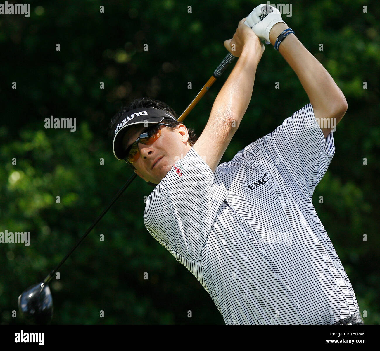 Billy Andrade guarda il suo tee-shot nel secondo foro nel round finale di Barclays Classic at Westchester Country Club di Rye, NY il 11 giugno. 2006. (UPI foto/John Angelillo) Foto Stock