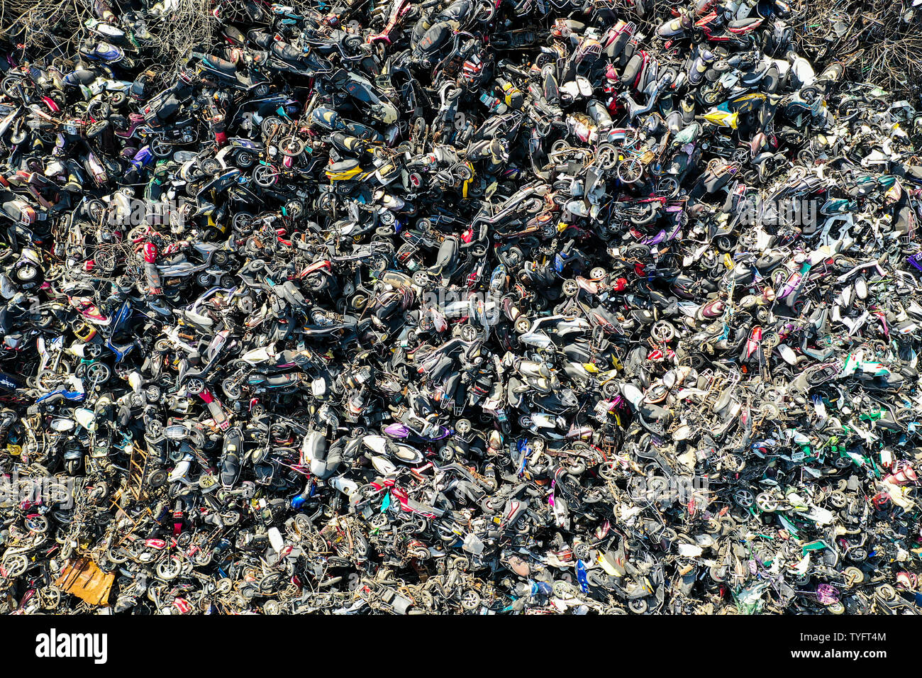 Accatastati insieme, di rottami vecchi veicoli a motore in attesa di essere smantellate. Foto Stock