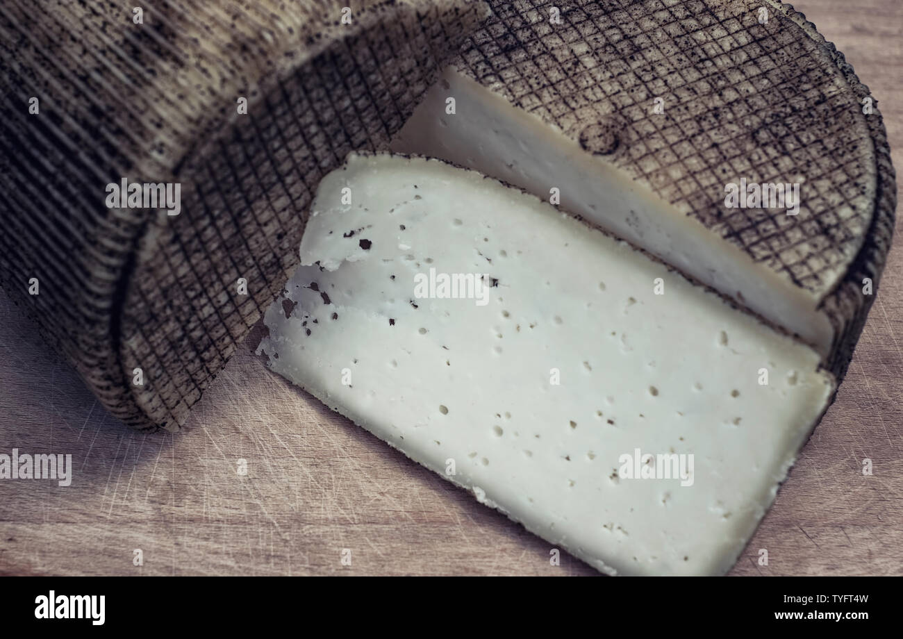 Formaggio artigianale da mucche e capre latte. Testa di formaggio. Messa a fuoco selettiva Foto Stock