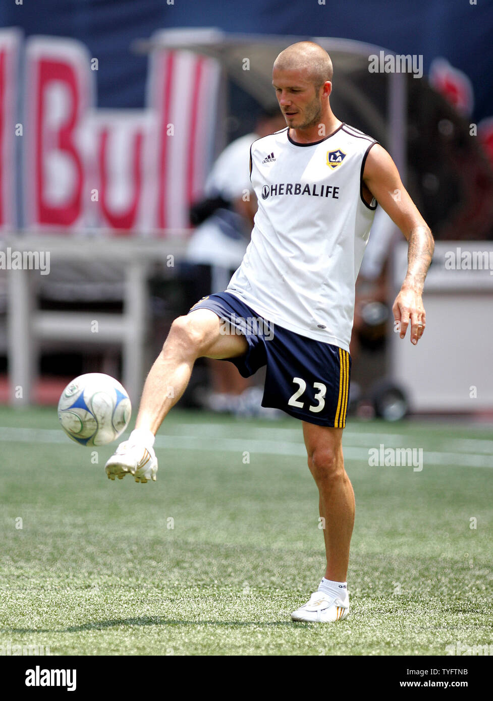 Los Angeles Galaxy star David Beckham calci la palla durante la pratica prima di una prossima partita contro la New York Redbulls al Giants Stadium di New Jersey il 18 luglio 2008. (UPI foto/Laura Cavanaugh) Foto Stock