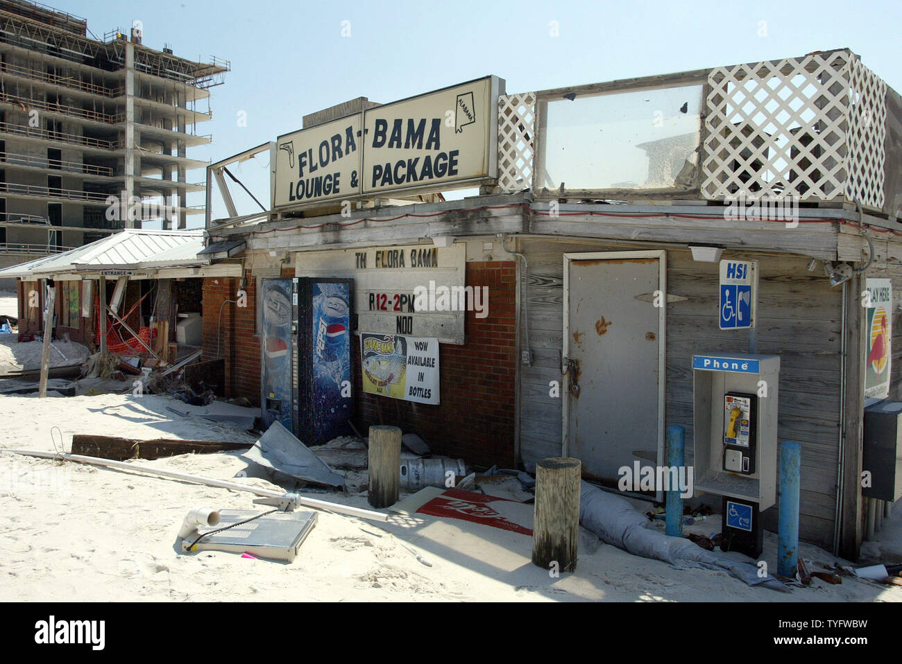 Il leggendario Flora-bama lounge, un honkytonk a cavallo della Florida-Alabama linea di stato sulla costa del Golfo, è in piedi ma pesantemente danneggiata Settembre 18, 2004, in Orange Beach, Alabama, due giorni dopo l uragano Ivan realizzato approdo Settembre 16, 2004. Gulf Coast resort europee sono state pesantemente danneggiata da Ivan il vento e le onde. (UPI / A.J. Sisco) Foto Stock
