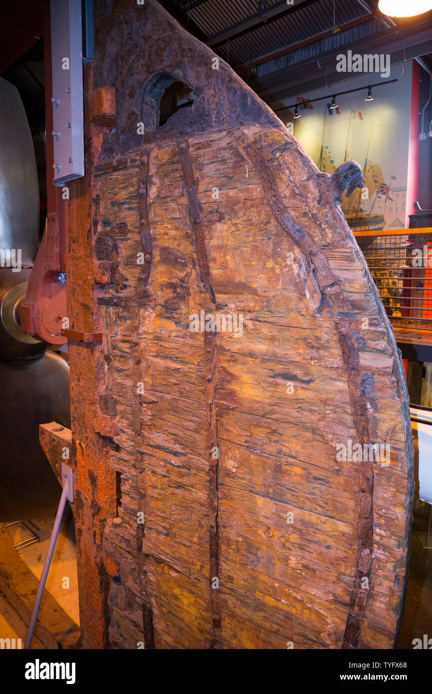 Il timone, sollevamento del telaio e propulsore di vite di SS Gran Bretagna all'interno del Dockyard Museum a Brunel della nave a vapore in Bristol. Regno Unito. Il sollevamento del propulsore è stato un 1857 modifica per efficienza in acqua quando la vela sotto il potere di vento. Il sollevamento del telaio è stato rimosso per prendere la nave torna al suo stato originale. (109) Foto Stock