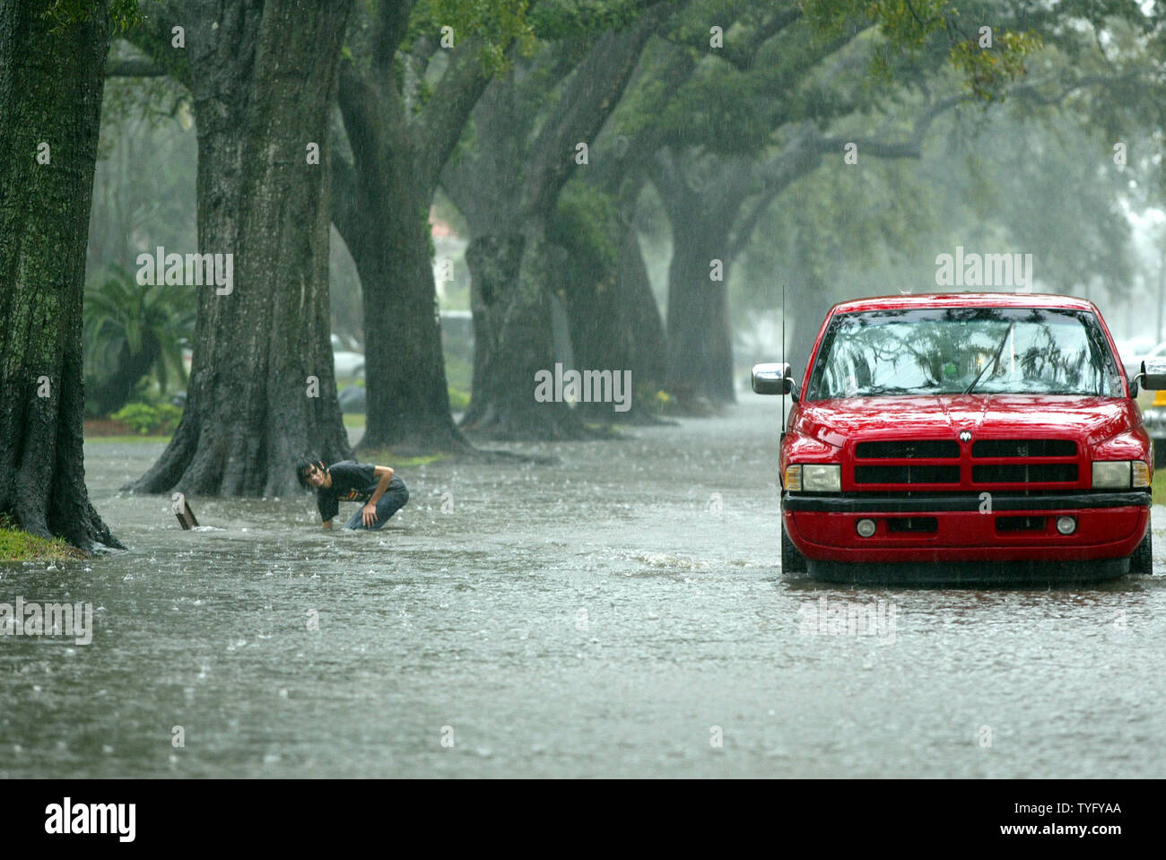 Perry Kantor cerca di pulire un pozzo sulla sua strada allagata in uptown New Orleans il 21 dicembre 2006. Le forti piogge degli ultimi ventiquattro ore riempito molte strade della zona, alcuni con un piede o più di acqua. Le stazioni di pompaggio sono fatica a tenere il passo e vengono osservati da vicino poiché le catastrofiche inondazioni dopo l uragano Katrina nel mese di agosto 2005 danneggiato molte di loro. (UPI foto/A.J. Sisco) Foto Stock