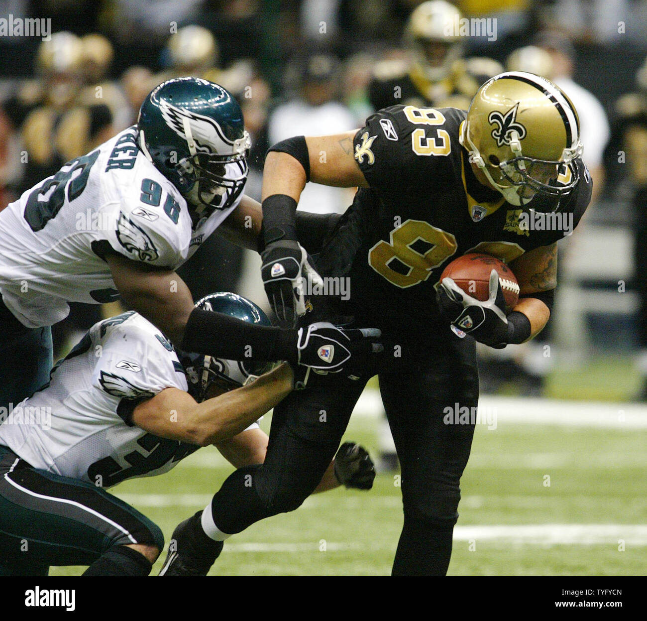 New Orleans Saints ricevitore Billy Miller prende un Drew Brees passare il campo per 29 metri nel terzo trimestre contro il Philadelphia Eagles nella NFC divisional playoffs presso la Louisiana Superdome di New Orleans il 13 gennaio 2007. La difesa sul gioco è aquile Omar Gaither e Sean Considine. I Santi sconfitto il Eagles 27-24. (UPI foto/A.J. Sisco) Foto Stock