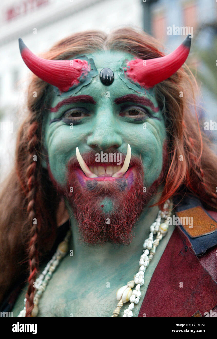 Un reveler che hanno identificato se stesso solo come "Ajax" di Venice Beach in California, visualizza le sue corna e zanne su Bourbon Street a New Orleans" del quartiere francese su Mardi Gras, febbraio 20, 2007. (UPI foto/A.J. Sisco) Foto Stock