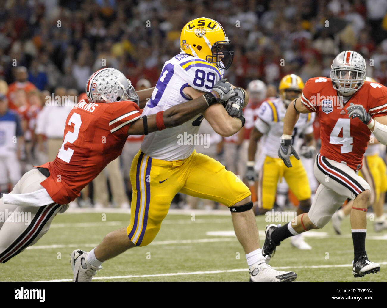 La LSU Tigers stretto fine Keith Zinger (89) guadagna 19 cantieri su un pass da Matt Flynn come egli trascina Ohio State Buckeyes defender Malcom Jenkins (2) durante il secondo trimestre del NCAA BCS Campionato nazionale di gioco del calcio al Superdome di New Orleans il 7 gennaio 2008. (UPI foto/Pat Benic) Foto Stock
