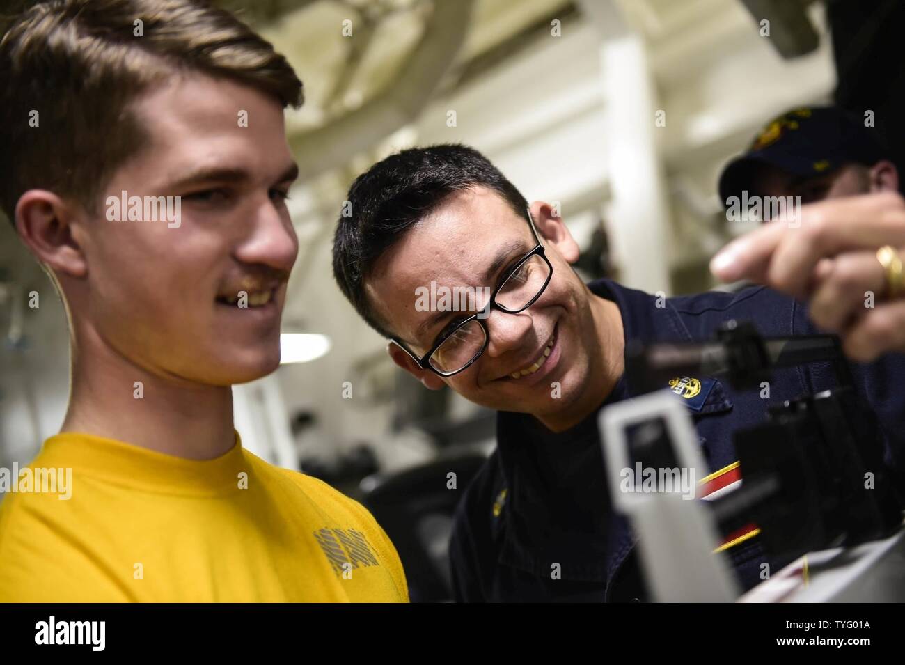 Mare (nov. 7, 2016) Chief Petty Officer Eduardo Medero, destra, prende in altezza e le misurazioni di peso dai Sottufficiali di terza classe Rodney bene durante il benessere fisico valutazione pesare ins a bordo della USS Ross (DDG 71). Ross, un Arleigh Burke-class guidato-missile distruttore, distribuita a Rota, Spagna, sta conducendo operazioni navali negli Stati Uniti Sesta flotta area di operazioni a sostegno degli Stati Uniti per gli interessi di sicurezza nazionali in Europa e in Africa. Foto Stock
