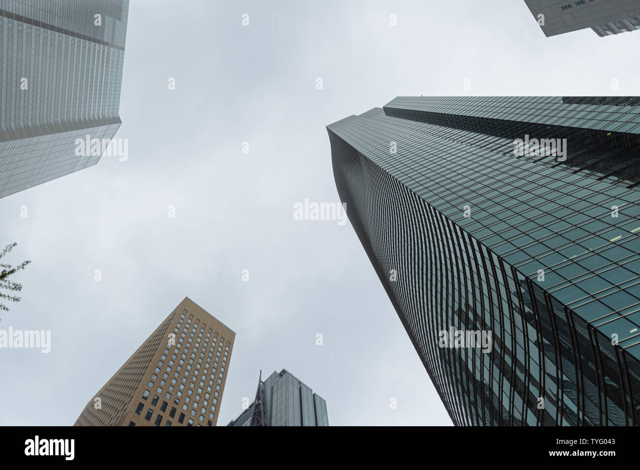 Toyo, Japen - aprile, 25, 2019: Sky High-rise facciata vista dal basso. Panoramico angolo di vista dei grattacieli edifici di Shimbashi. Foto Stock