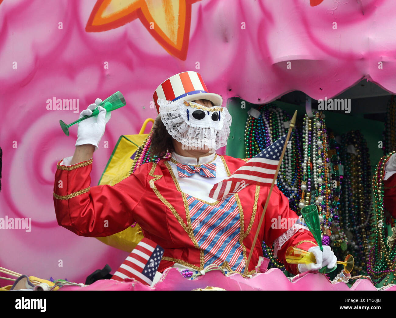 Un pilota della tutto-femmina di Krewe Iris si prepara a lanciare in plastica bicchieri di champagne alla folla dalla sua galleggiante come le parate krewe giù St. Charles Avenue, 21 febbraio 2009. (UPI foto/A.J. Sisco) Foto Stock