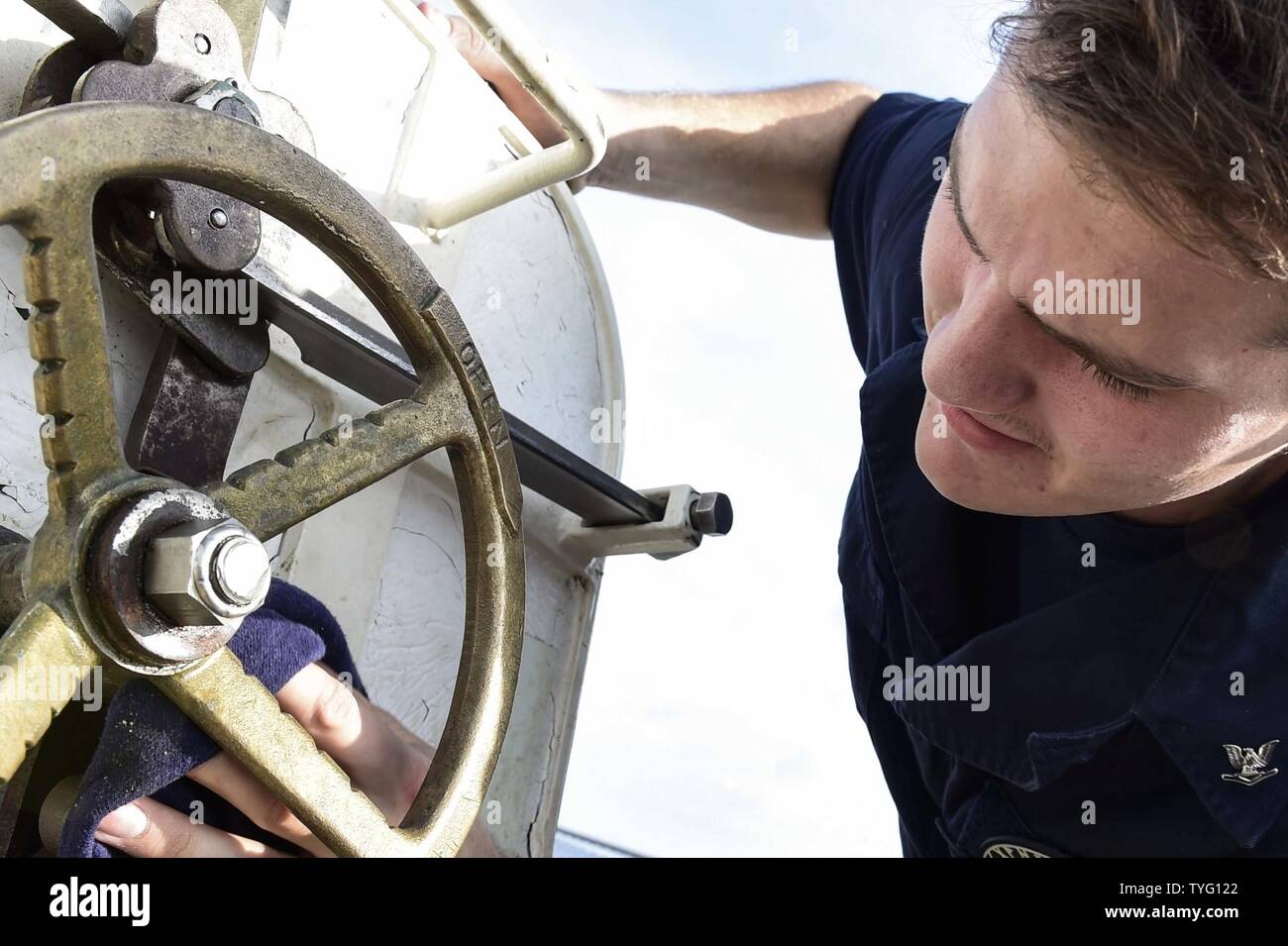 Mare (nov. 7, 2016) Petty Officer di terza classe Connor Rehm da Bozeman, Mont., esegue la manutenzione di un portello a bordo della USS Ross (DDG 71 nov. 7, 2016. Ross, un Arleigh Burke-class guidato-missile distruttore, distribuita a Rota, Spagna, sta conducendo operazioni navali negli Stati Uniti Sesta flotta area di operazioni a sostegno degli Stati Uniti per gli interessi di sicurezza nazionali in Europa e in Africa. Foto Stock