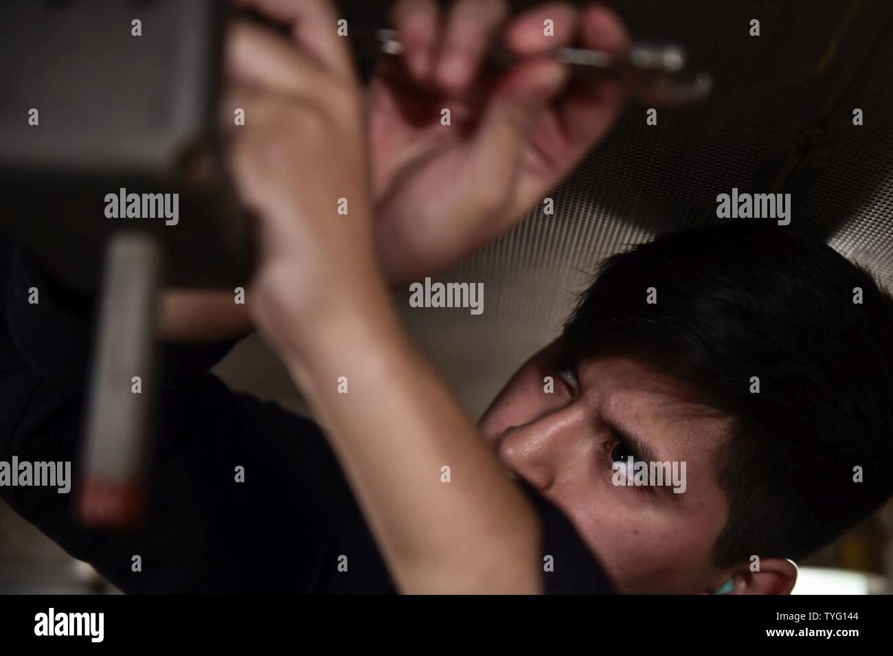 Mare (nov. 7, 2016) Il Marinaio Jazmin Cruz da Dallas, sostituisce un interruttore termico su una turbina a gas modulo a bordo della USS Ross (DDG 71 nov. 7, 2016. Ross, un Arleigh Burke-class guidato-missile distruttore, distribuita a Rota, Spagna, sta conducendo operazioni navali negli Stati Uniti Sesta flotta area di operazioni a sostegno degli Stati Uniti per gli interessi di sicurezza nazionali in Europa e in Africa. Foto Stock