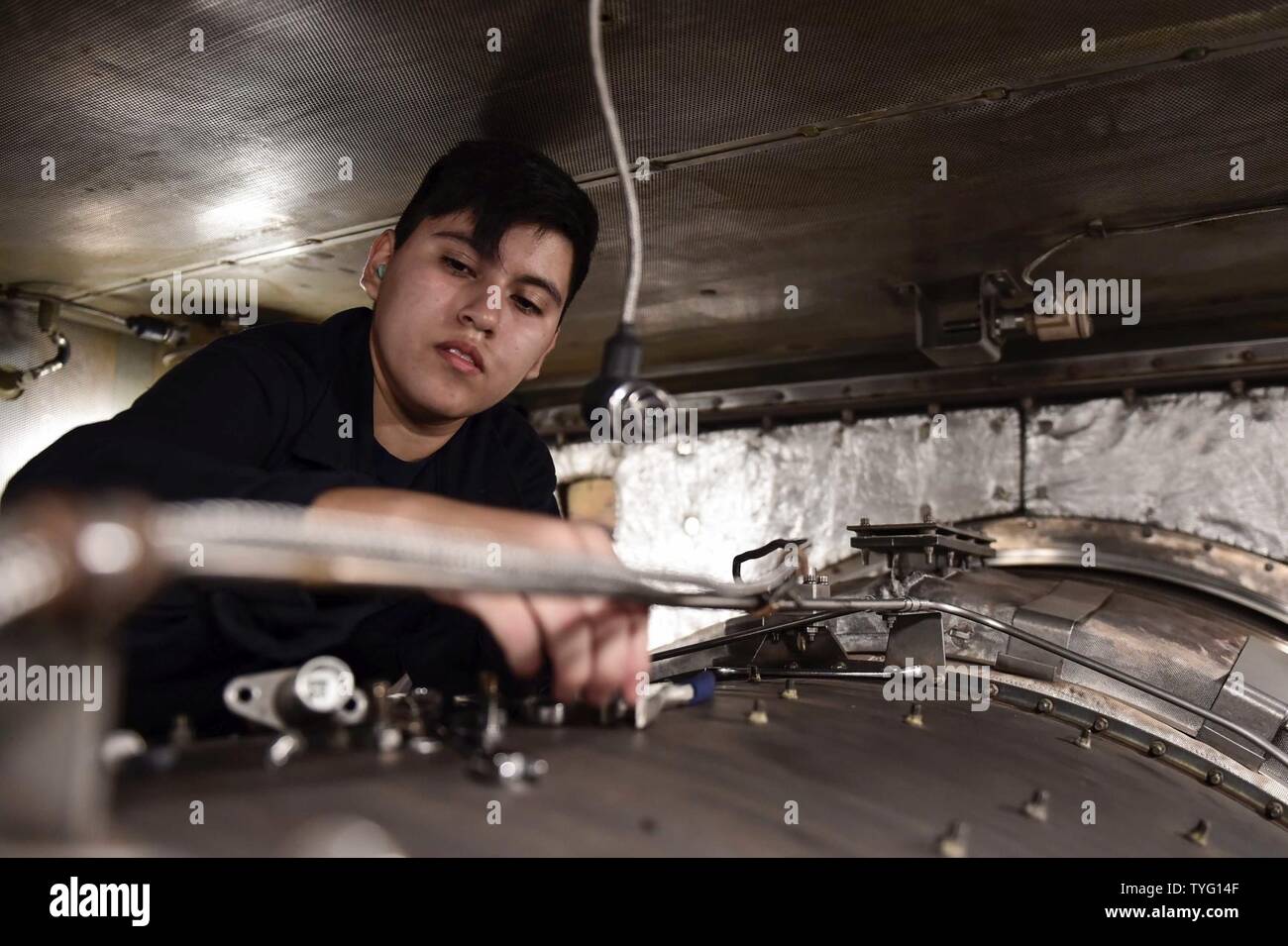 Mare (nov. 7, 2016) Il Marinaio Jazmin Cruz da Dallas, sostituisce un interruttore termico su una turbina a gas modulo a bordo della USS Ross (DDG 71 nov. 7, 2016. Ross, un Arleigh Burke-class guidato-missile distruttore, distribuita a Rota, Spagna, sta conducendo operazioni navali negli Stati Uniti Sesta flotta area di operazioni a sostegno degli Stati Uniti per gli interessi di sicurezza nazionali in Europa e in Africa. Foto Stock
