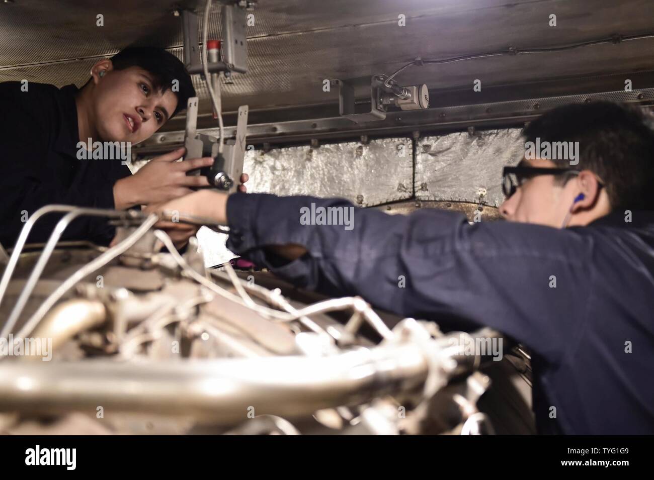 Mare (nov. 7, 2016) Petty Officer di terza classe Justin Santis, destra, da Miami e marinaio Jazmin Cruz, da Dallas, sostituire un interruttore termico durante la manutenzione a bordo della USS Ross (DDG 71 nov. 7, 2016. Ross, un Arleigh Burke-class guidato-missile distruttore, distribuita a Rota, Spagna, sta conducendo operazioni navali negli Stati Uniti Sesta flotta area di operazioni a sostegno degli Stati Uniti per gli interessi di sicurezza nazionali in Europa e in Africa. Foto Stock