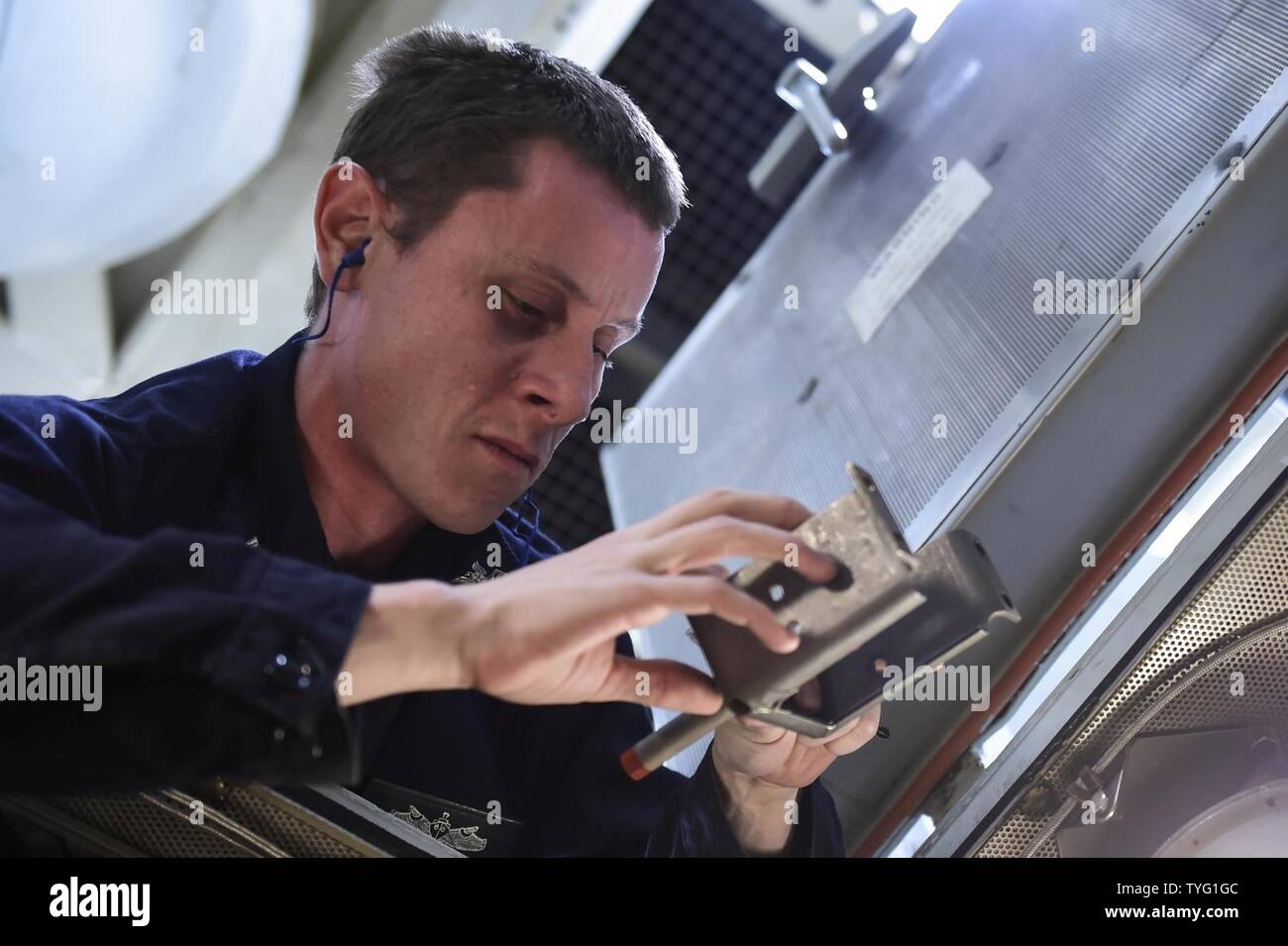 Mare (nov. 7, 2016) Petty Officer 1. Classe Craig Crippon da Vancouver, Washington, ispeziona un interruttore termico a bordo della USS Ross (DDG 71 nov. 7, 2016. Ross, un Arleigh Burke-class guidato-missile distruttore, distribuita a Rota, Spagna, sta conducendo operazioni navali negli Stati Uniti Sesta flotta area di operazioni a sostegno degli Stati Uniti per gli interessi di sicurezza nazionali in Europa e in Africa. Foto Stock