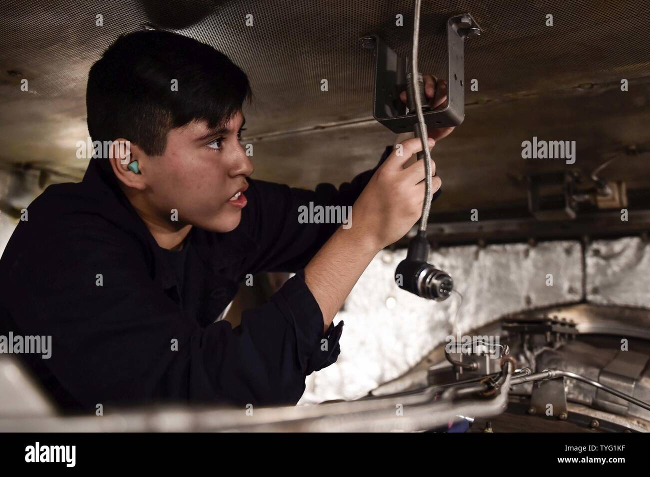 Mare (nov. 7, 2016) Il Marinaio Jazmin Cruz da Dallas, sostituisce un interruttore termico su una turbina a gas modulo a bordo della USS Ross (DDG 71 nov. 7, 2016. Ross, un Arleigh Burke-class guidato-missile distruttore, distribuita a Rota, Spagna, sta conducendo operazioni navali negli Stati Uniti Sesta flotta area di operazioni a sostegno degli Stati Uniti per gli interessi di sicurezza nazionali in Europa e in Africa. Foto Stock