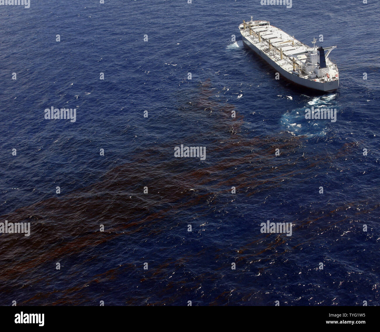 Il 'una balena" nave skimmer, il più grande del mondo di olio la scrematura  del peschereccio, sfiora l'olio, si vede in primo piano, nel Golfo del  Messico in luglio 3, 2010. Con