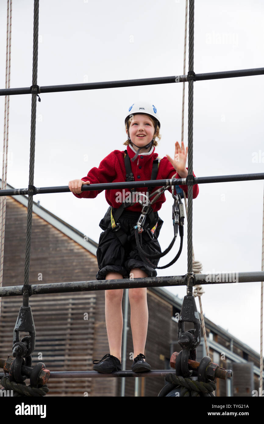 Ragazza / bambino / kid si arrampica / Alpinismo sartiame e funi della SS Gran Bretagna, Brunel's Steam alimentato nave - ora un museo in Bristol. Regno Unito. (109) Foto Stock