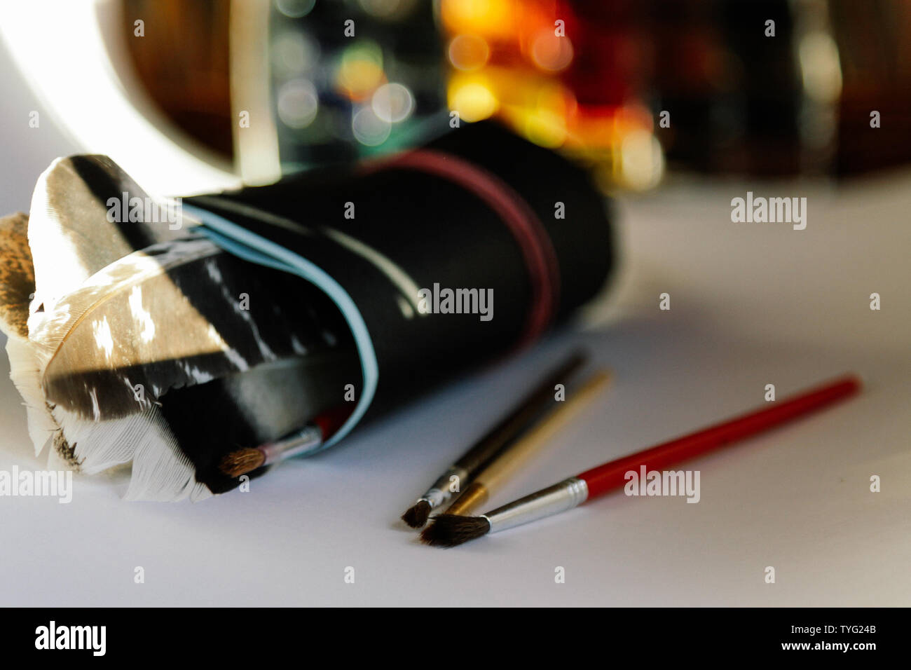 Vernice, pennelli e carta bianca di vernice tecnica di sfondo Foto Stock