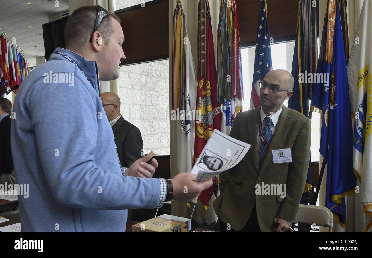 R.I. (Nov. 7, 2016) Nicholas Murray, Professore, U.S. Guerra navale del Collegio (NWC) Strategia politica e di reparto, fornisce informazioni a uno studente durante un electives fiera che si tiene a NWC. La fiera è un opportunità per gli studenti che desiderano conoscere e scegliere tra i diversi corsi electives offerto nel corso del prossimo trimestre a NWC. Foto Stock
