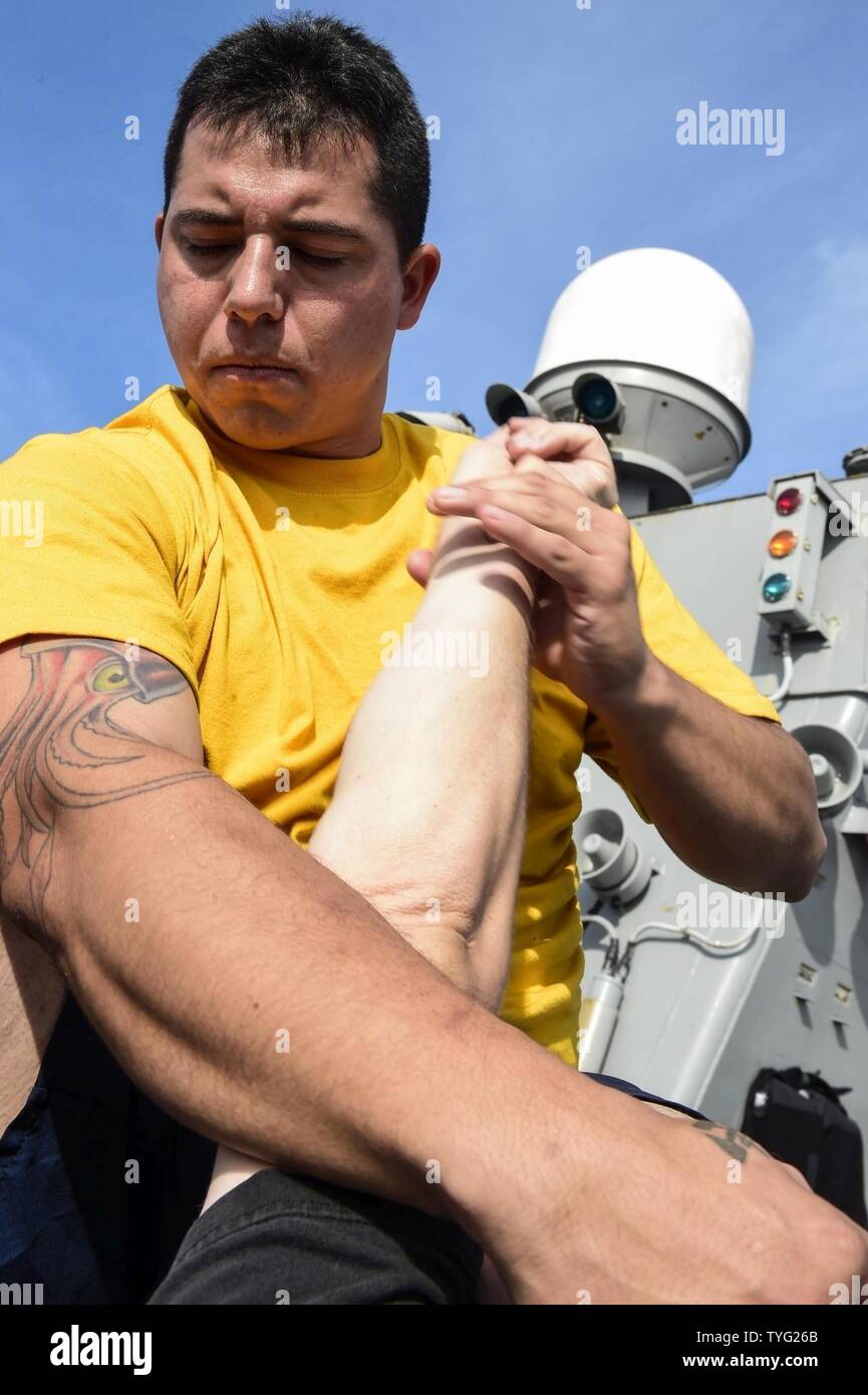 Mare (nov. 7, 2016) Petty Officer 1. Classe Ruben Casa dal Waldorf, Md., pratiche un braccio bar durante la sicurezza della forza di reazione di formazione bravo a bordo della USS Ross (DDG 71 nov. 7, 2016. Ross, un Arleigh Burke-class guidato-missile distruttore, distribuita a Rota, Spagna, sta conducendo operazioni navali negli Stati Uniti Sesta flotta area di operazioni a sostegno degli Stati Uniti per gli interessi di sicurezza nazionali in Europa e in Africa. Foto Stock
