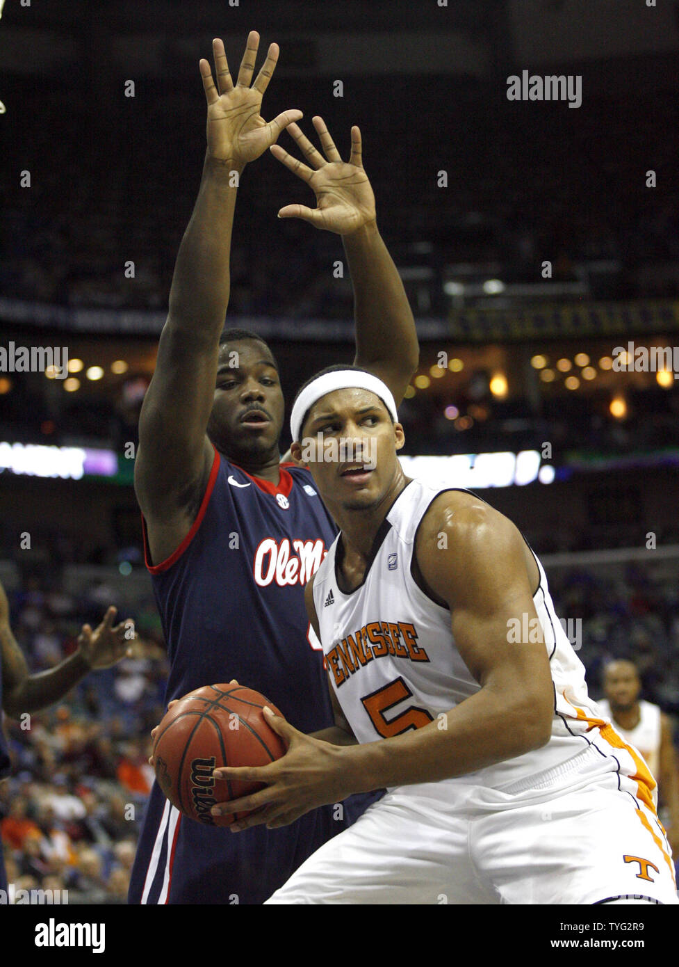 Tennessee avanti Jarnell Stokes (5) cerca di passare la palla come Ole Miss center Demarco Cox (4) difende durante il secondo round del NCAA SEC di pallacanestro degli uomini di torneo a New Orleans Arena a New Orleans il 9 marzo 2012. UPI/A.J. Sisco Foto Stock