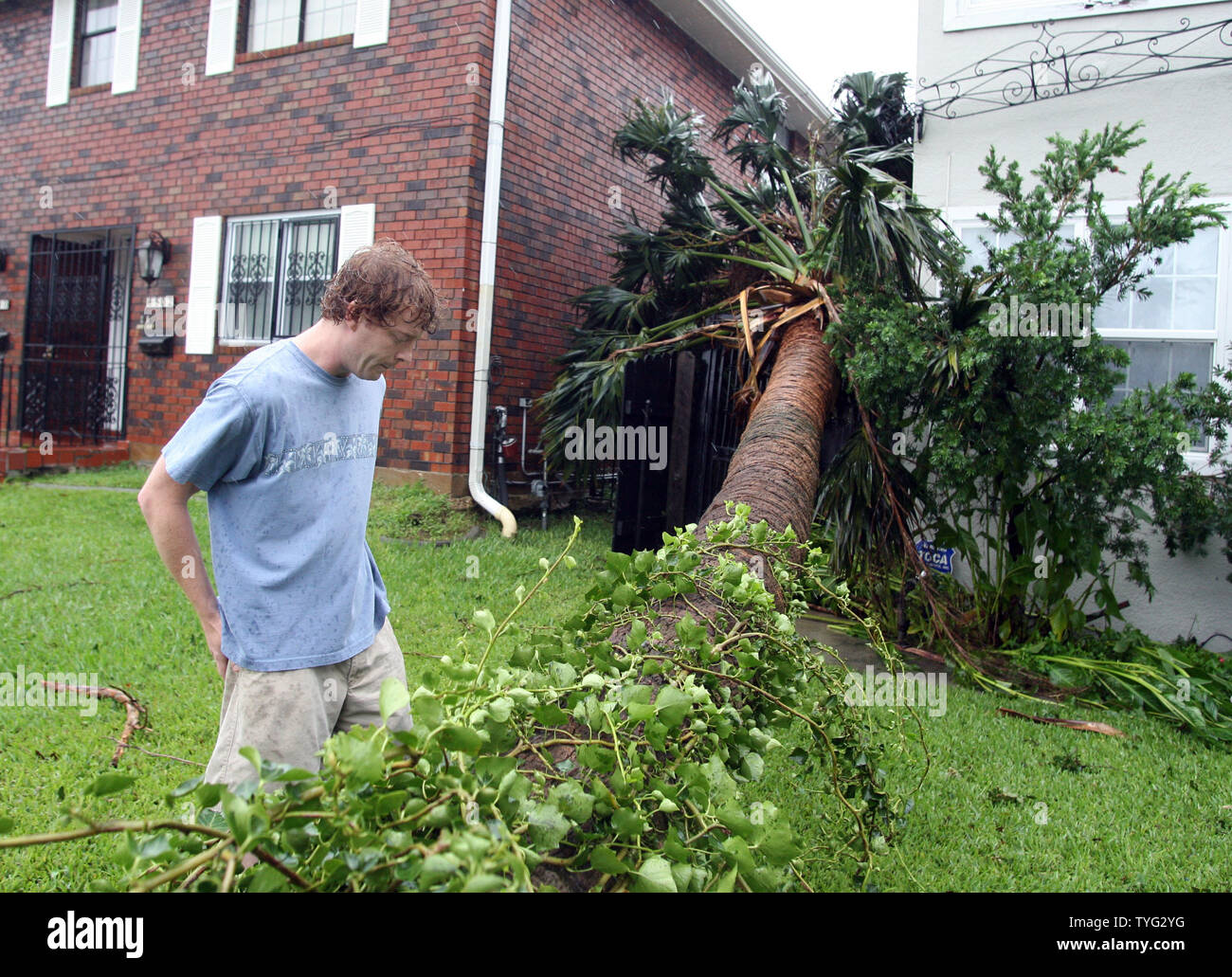 Patrick Scioeaux ispeziona i danni alla sua New Orleans home dopo l uragano Isacco soffiava un Palm tree su di esso il 29 agosto 2012. La tempesta è atteso al churn lentamente attraverso il sud-est Louisiana per le prossime 24 ore. UPI/A.J. Sisco Foto Stock