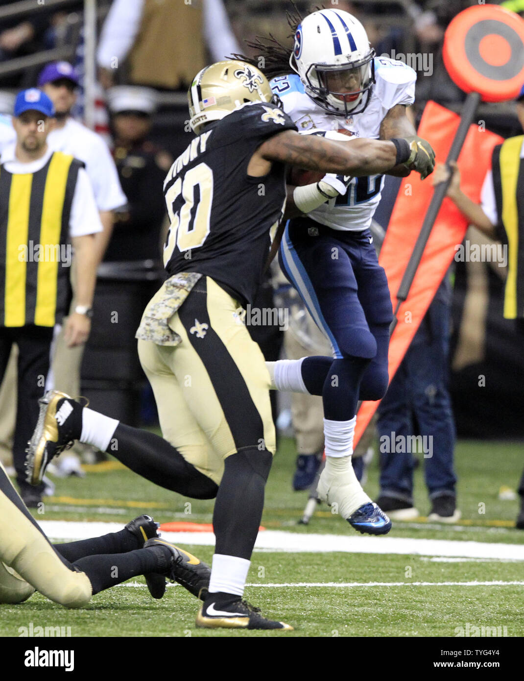 Tennessee Titans running back Dexter McCluster (22) assume un Marcus Mariota pass 21 cantieri prima New Orleans Saints middle linebacker Stephone Anthony (50) può rendere il tacle durante il secondo trimestre al Mercedes-Benz Superdome di New Orleans Novembre 8, 2015. Foto di AJ Sisco/UPI Foto Stock