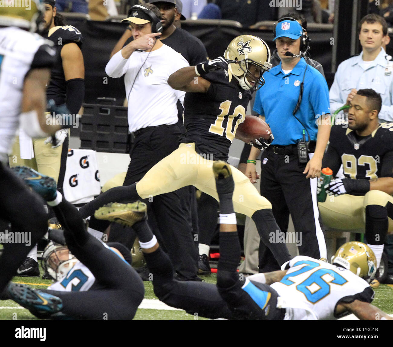 New Orleans Saints wide receiver Brandin cuochi (10) punta-punta verso il basso il diversivo per un guadagno di breve contro Jacksonville Jaguars durante il secondo trimestre al Mercedes-Benz Superdome di New Orleans il 27 dicembre 2015. Foto di AJ Sisco/UPI Foto Stock