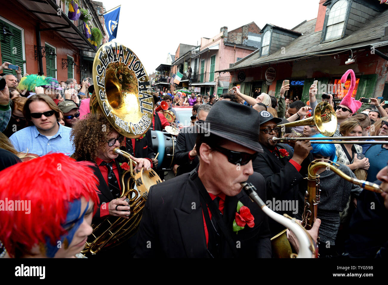 Arcade Fire e la conservazione Hall Jazz Band Marzo giù San Pietro Street come essi svolgono durante un jazz tradizionale funebre per la leggenda del rock David Bowie nel Quartiere Francese di New Orleans, Louisiana, il 16 gennaio 2016. Migliaia di tifosi hanno affollato le strade di prendere parte come seconda linea in parata per Bowie, morto la scorsa settimana a che età di 69. Foto di Pat Benic/UPI Foto Stock