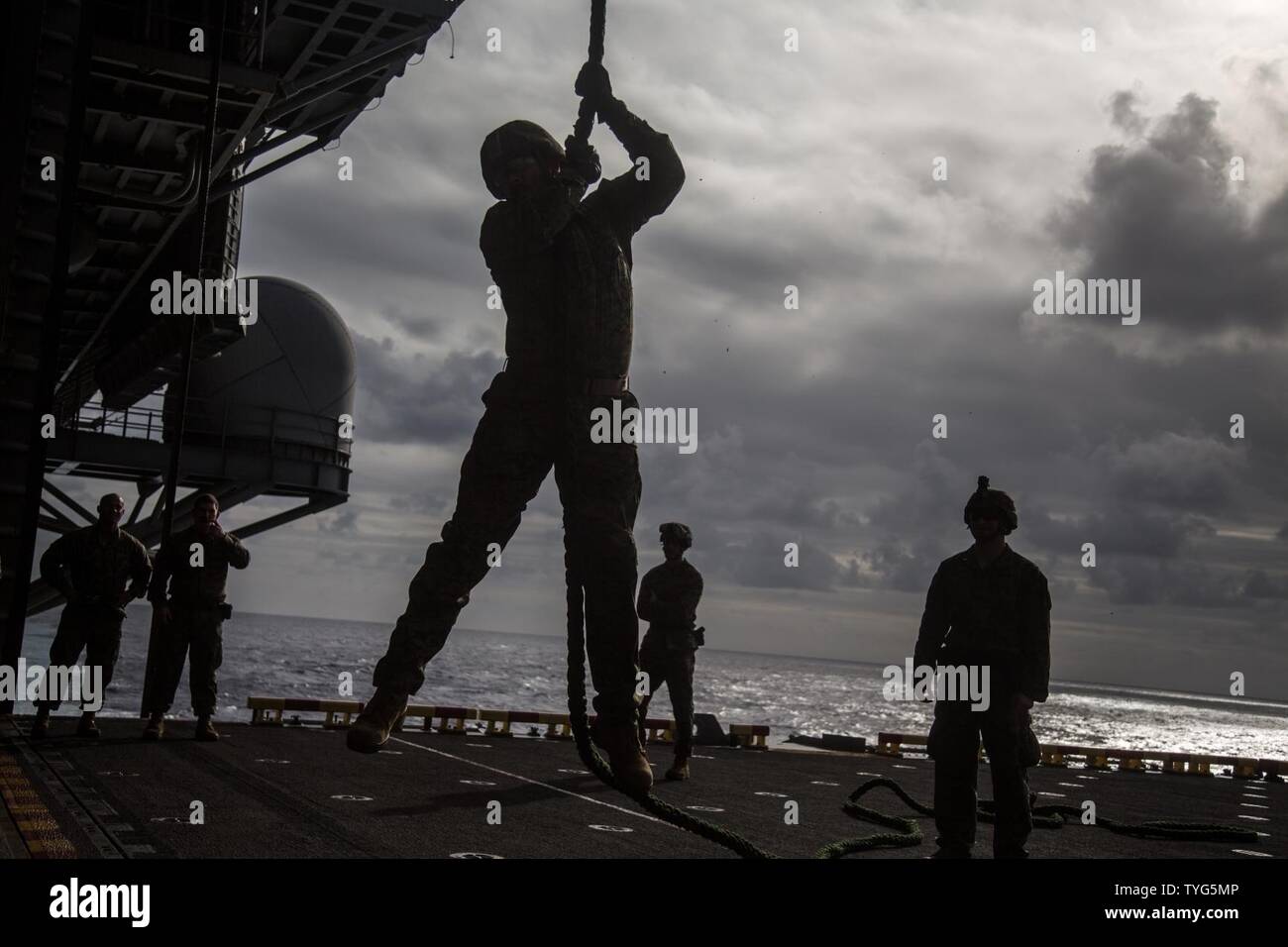 USS MAKIN Island, in mare (8 novembre 2016) - Un Marine con il Battaglione Team di atterraggio 1bn., 4 Marines, undicesimo Marine Expeditionary Unit, scorre una fune verso l'hangar del ponte della USS Makin Island (LHD 8), durante l'elicottero corda tecnica di sospensione (HRST) formazione condotta mentre a galla nell'Oceano Pacifico, nov. 8, 2016. Uno dei principali vantaggi tattici di HRST è permette di Marines di inserire su un obiettivo con terreno impassibile non permissive per un aeromobile a terra. Xi MEU, parte dell'isola Makin anfibio gruppo pronto, è operativo negli Stati Uniti 7 area della flotta di responsa Foto Stock