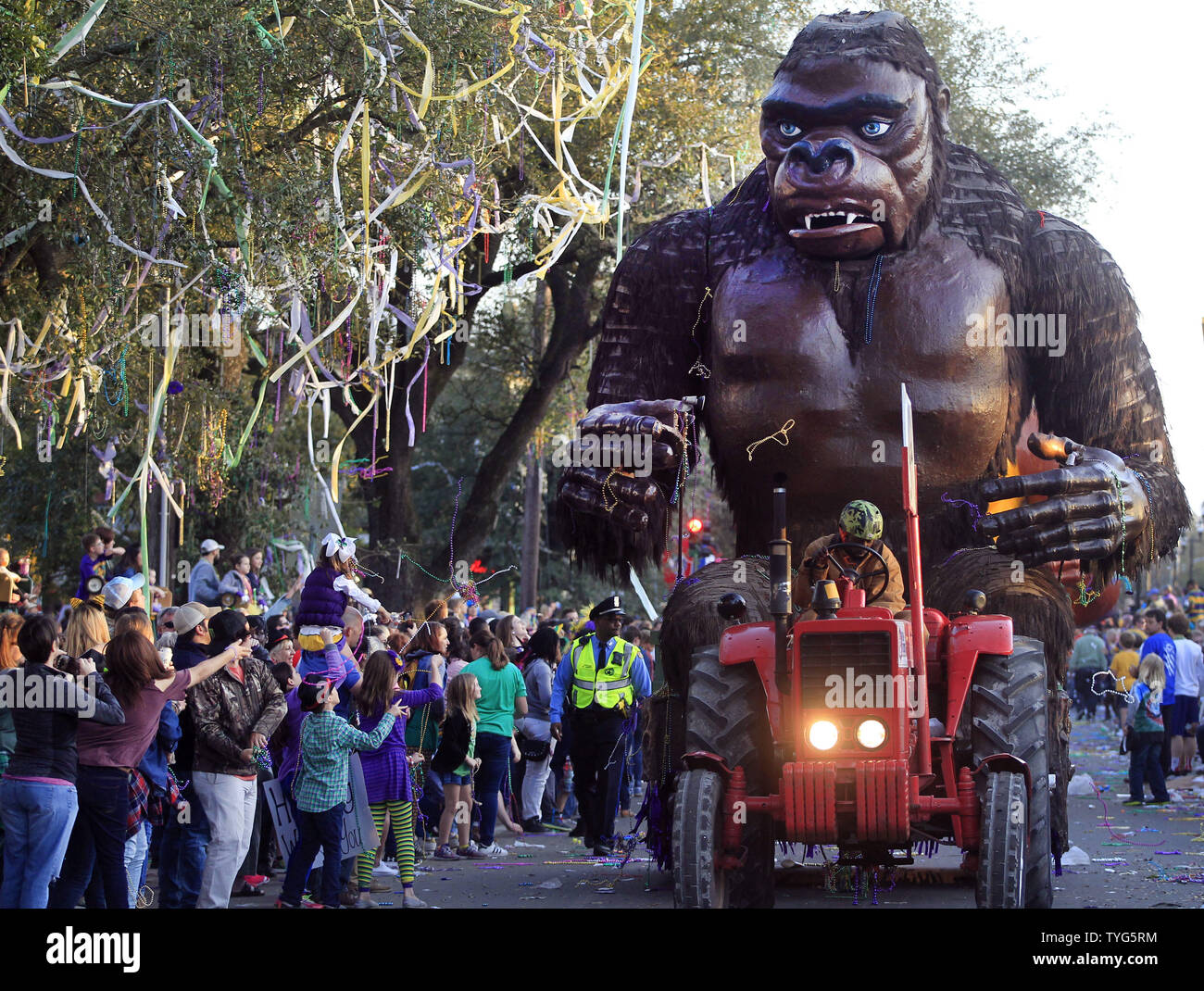 Il Krewe di Bacco Mardi Gras Parade rotola giù Napoleone Avenue in New Orleans domenica 26 febbraio, 2017. Il Krewe di Bacco è stato il rotolamento sul tradizionale percorso Uptown fin dal 1969. Foto di AJ Sisco/UPI Foto Stock