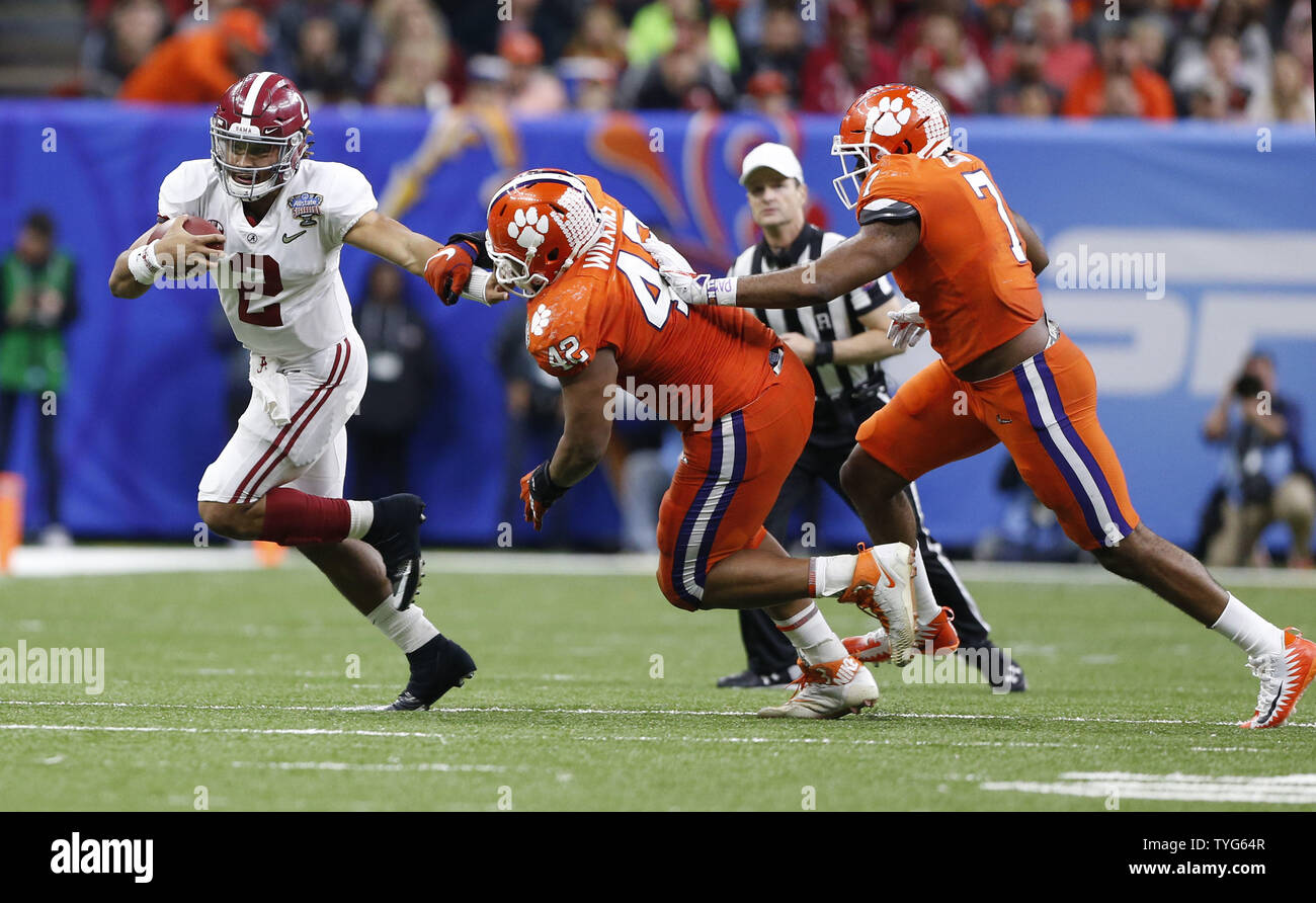 Alabama Crimson Tide quarterback Jalen fa male (2) Eseguire passato Clemson Tigers difensori per un 5 cantiere guadagno tardi nel terzo trimestre dell'Allstate Sugar Bowl a Mercedes-Benz Superdome su Gennaio 1, 2018 a New Orleans. Foto di AJ Sisco/UPI Foto Stock