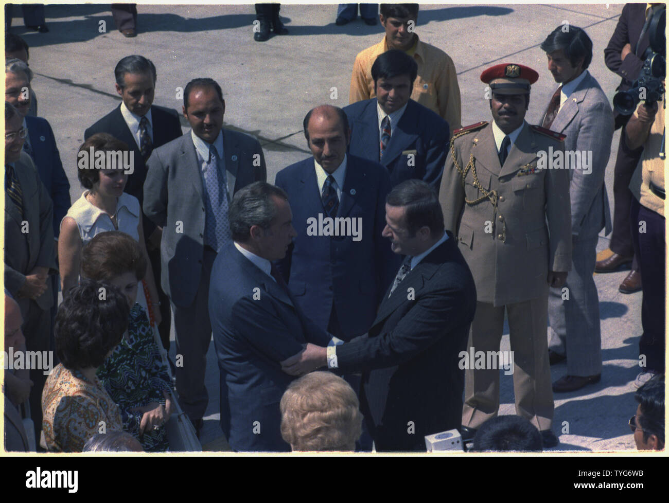 Presidente Hafez al-Assad di Siria saluta il presidente Nixon al suo arrivo in aeroporto di Damasco Foto Stock
