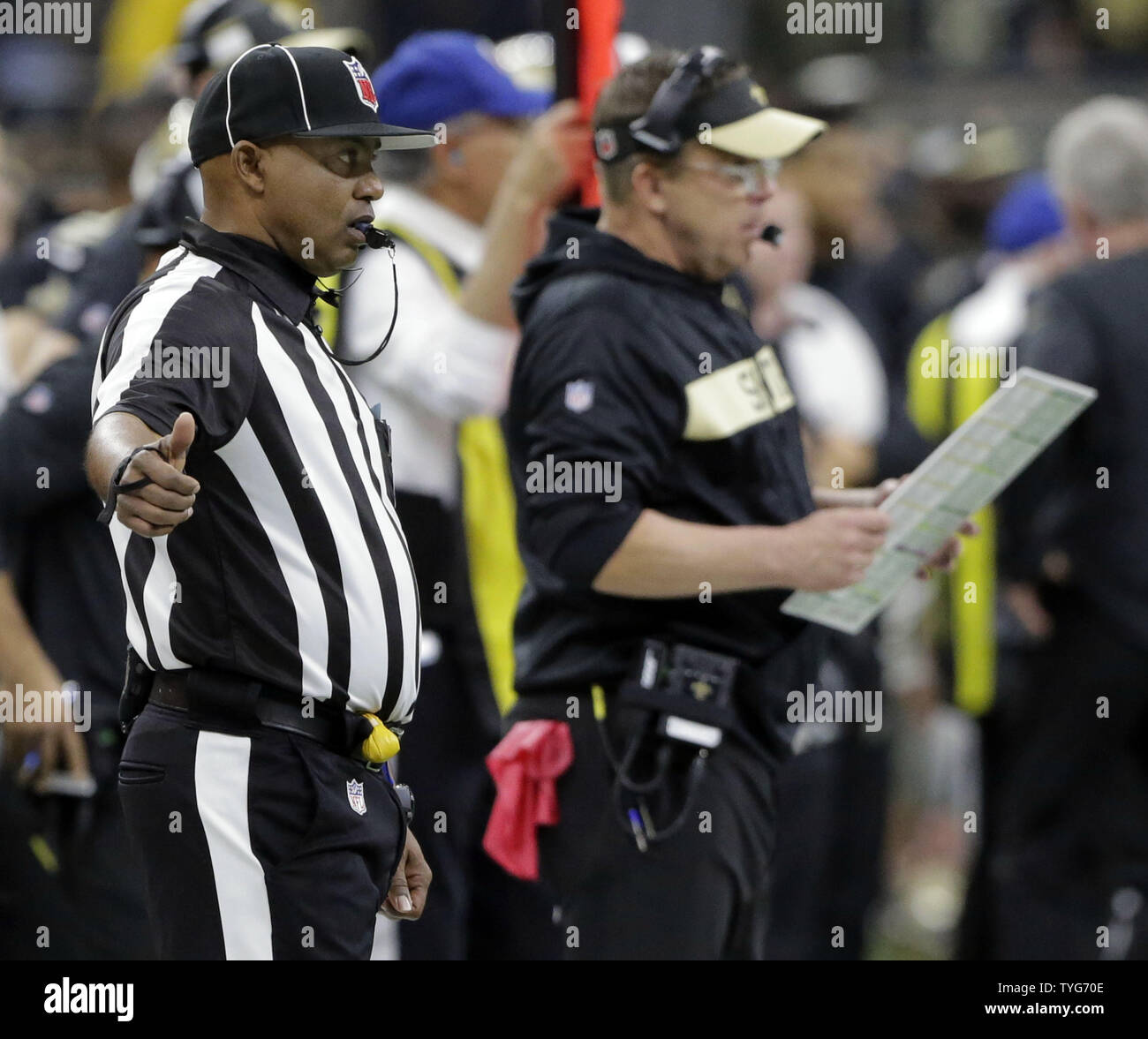 New Orleans Saints head coach Sean Payton guarda al suo foglio di gioco come un funzionario si erge nelle vicinanze in ritardo nel quarto trimestre del campionato NFC con il Los Angeles Rams al Mercedes-Benz Superdome di New Orleans il 20 gennaio 2019. I Rams sconfitti i santi 26-23 in lavoro straordinario per passare al Super Bowl LIII. Foto di AJ Sisco/UPI Foto Stock