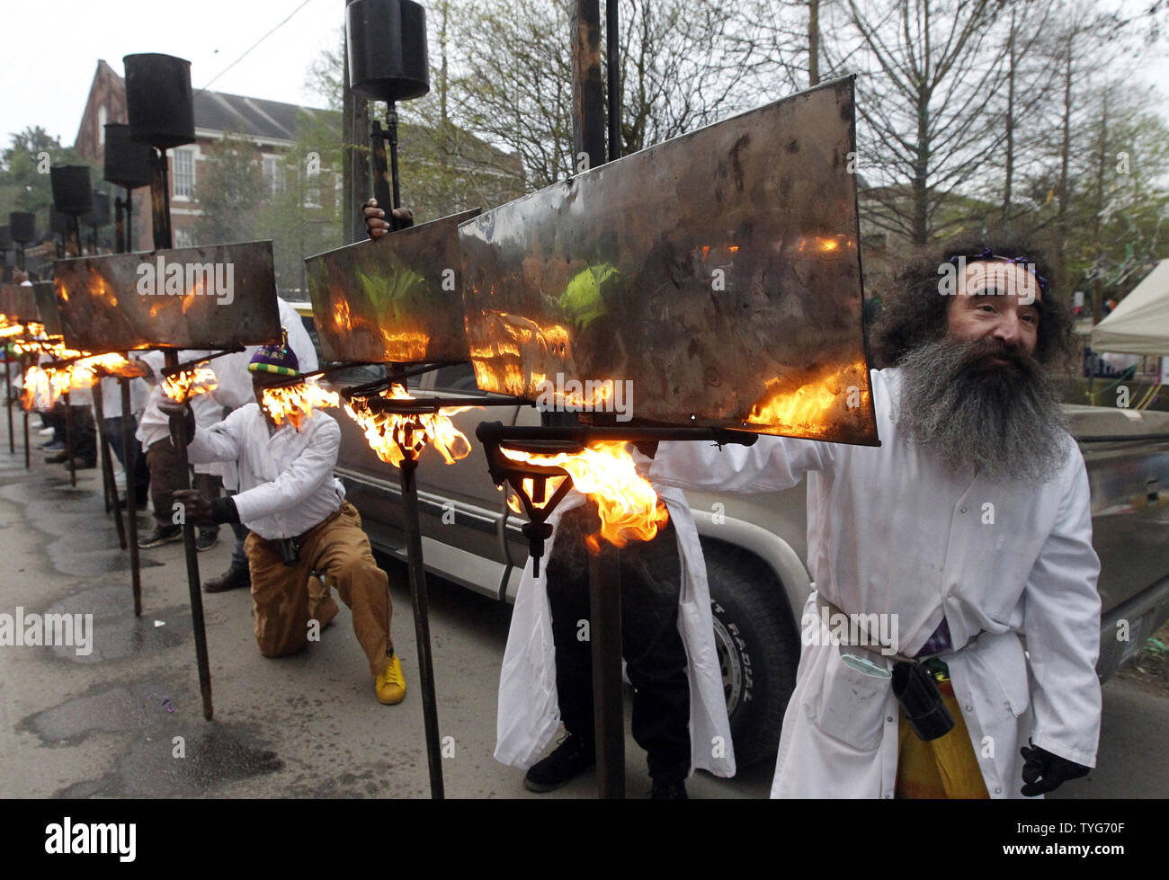 Flambeaux vettore Dr Jack E. Saux, attende su Napoleone Ave per l'inizio dell'Krewe di Proteus a New Orleans il 4 marzo 2019. Fondata nel 1882, la Krewe di Proteus è la seconda più vecchia krewe nella storia del Carnevale. La loro galleggia ancora utilizzare il telaio originale dal 1880 Foto di AJ Sisco/UPI Foto Stock