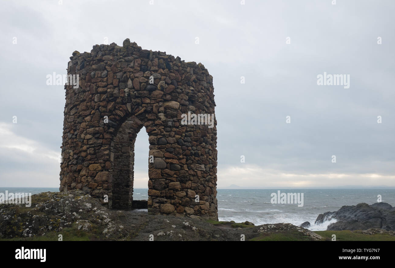 Signora della torre in East Neuk di Fife vicino al villaggio costiero di Elie, Scozia Foto Stock