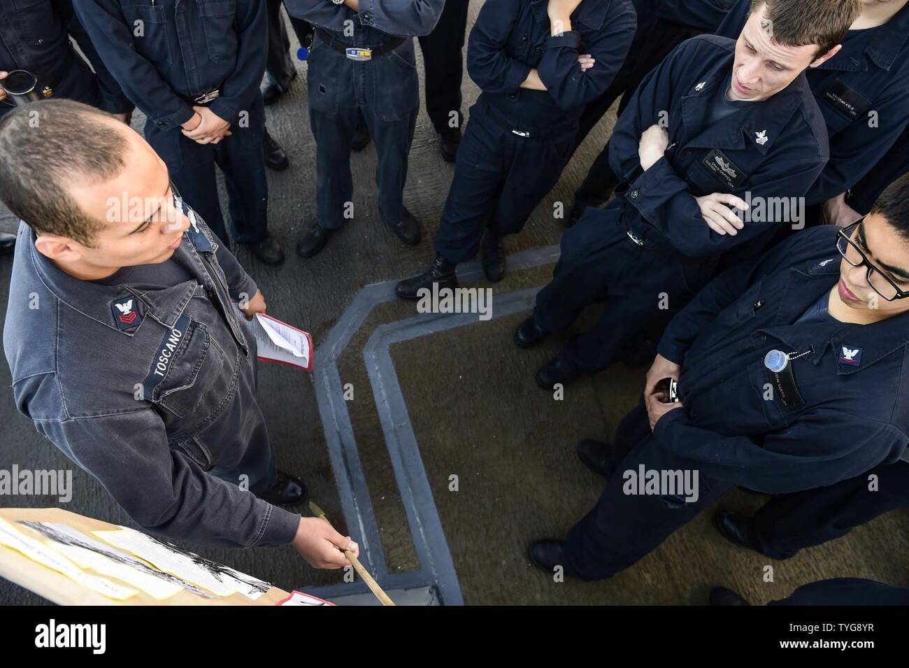 Mare (nov. 8, 2016) Petty Officer 1. Classe Jose Toscano, a sinistra da San Bernardino, in California, dona il fuoco la formazione in materia di sicurezza durante un cavalletto di sicurezza verso il basso a bordo della USS Ross (DDG 71 nov. 8, 2016. Ross, un Arleigh Burke-class guidato-missile distruttore, distribuita a Rota, Spagna, sta conducendo operazioni navali negli Stati Uniti Sesta flotta area di operazioni a sostegno degli Stati Uniti per gli interessi di sicurezza nazionali in Europa e in Africa. Foto Stock