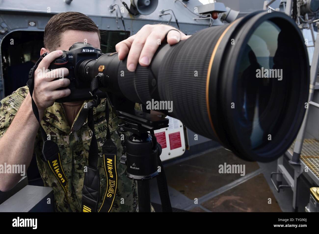 Mare (nov. 8, 2016) un marinaio a bordo della USS Ross (DDG 71) conduce una nautica navi o altrimenti interpretazione fotografica o esame evoluzione nov. 8, 2016. Ross, un Arleigh Burke-class guidato-missile distruttore, distribuita a Rota, Spagna, sta conducendo operazioni navali negli Stati Uniti Sesta flotta area di operazioni a sostegno degli Stati Uniti per gli interessi di sicurezza nazionali in Europa e in Africa. Foto Stock