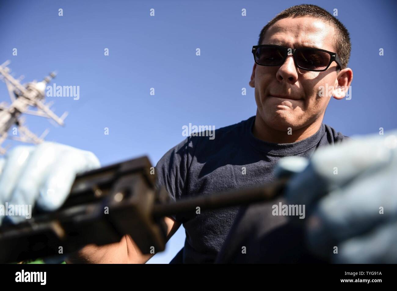 Mare (nov. 8, 2016) Seaman David Melgarlae da New Orleans, conduce operazioni di manutenzione su un M2 mitragliatrice a bordo della USS Ross (DDG 71 nov. 8, 2016. Ross, un Arleigh Burke-class guidato-missile distruttore, distribuita a Rota, Spagna, sta conducendo operazioni navali negli Stati Uniti Sesta flotta area di operazioni a sostegno degli Stati Uniti per gli interessi di sicurezza nazionali in Europa e in Africa. Foto Stock